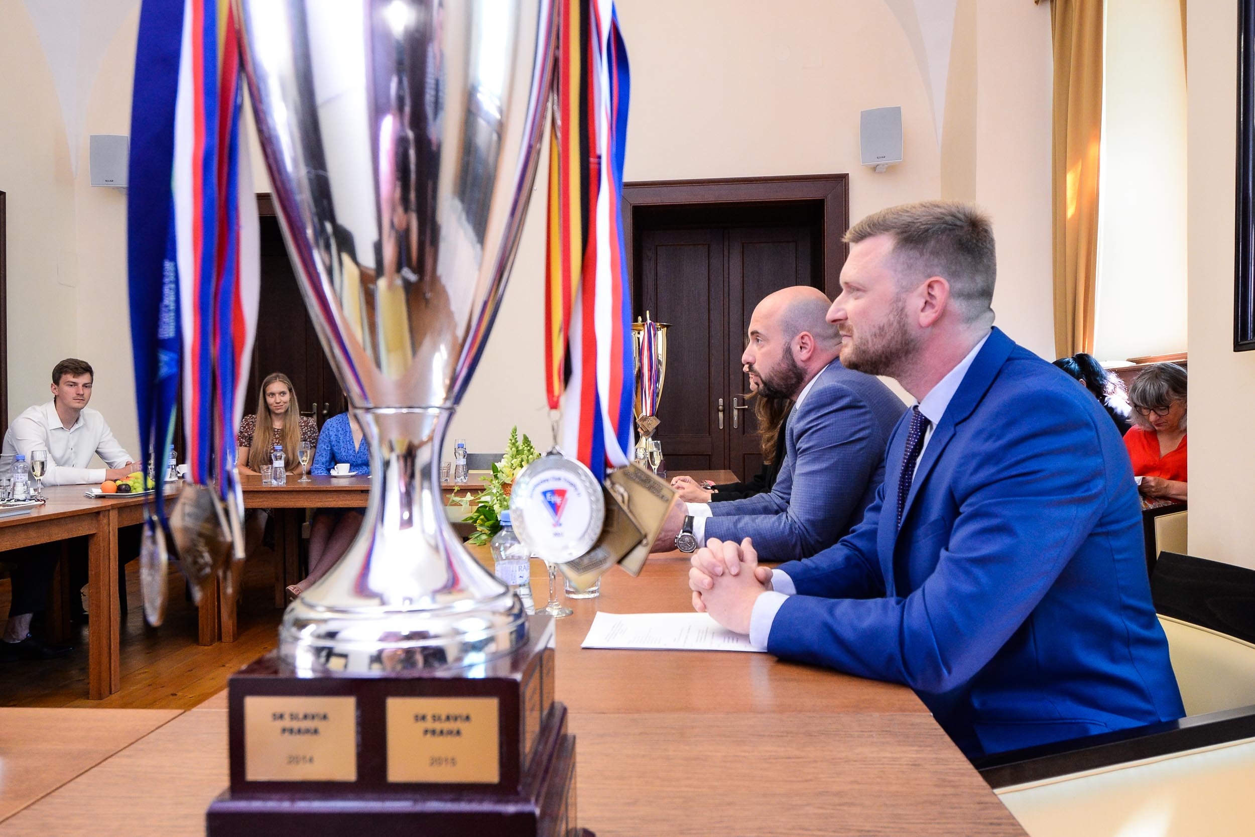 Primátor Roman Zarzycký a radní Tomáš Morávek se setkali s pozemními hokejisty a hokejistkami z Litic (foto: M. Pecuch, 14.6.2023)