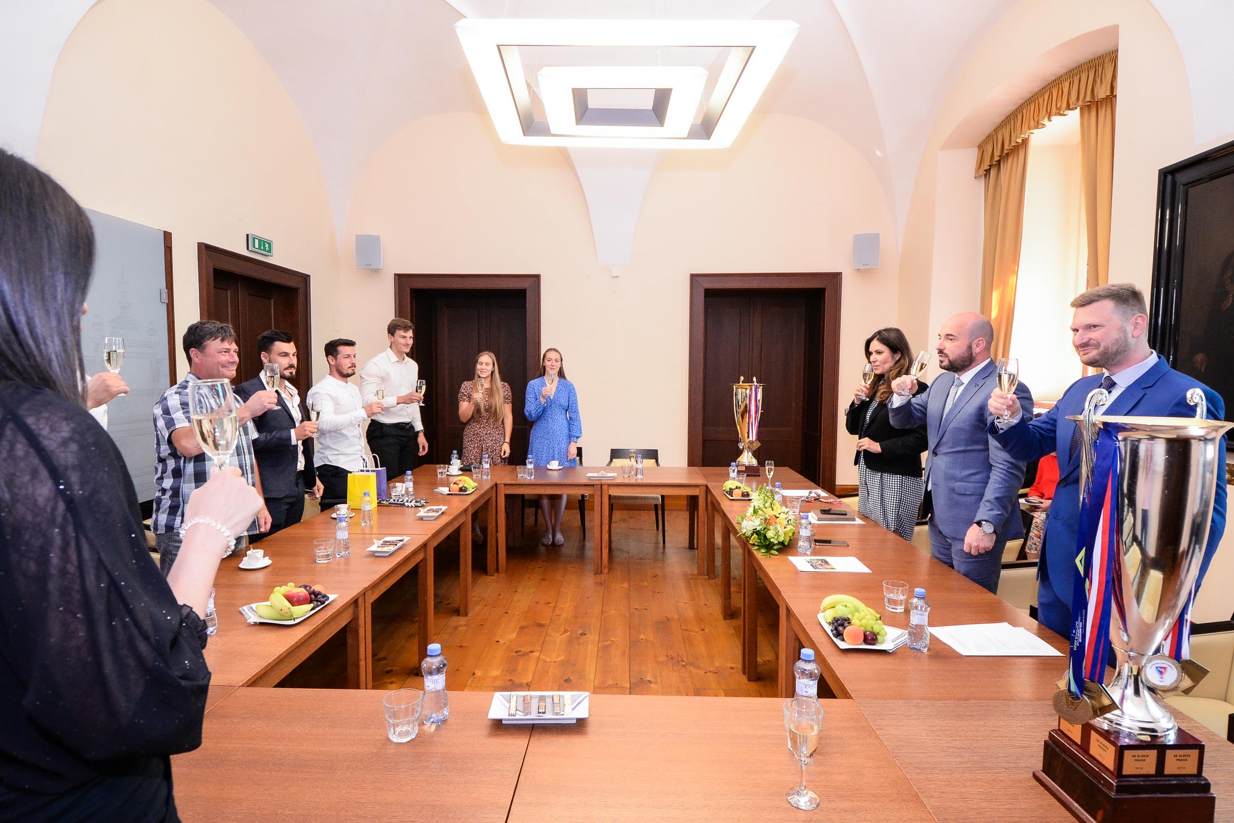 Primátor Roman Zarzycký a radní Tomáš Morávek se setkali s pozemními hokejisty a hokejistkami z Litic (foto: M. Pecuch, 14.6.2023)