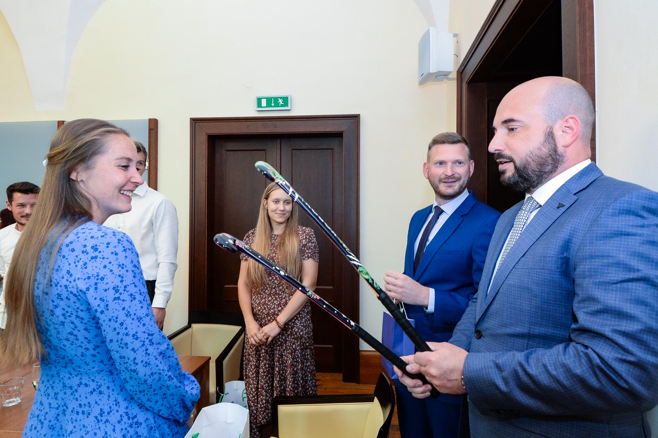 Primátor Roman Zarzycký a radní Tomáš Morávek se setkali s pozemními hokejisty a hokejistkami z Litic