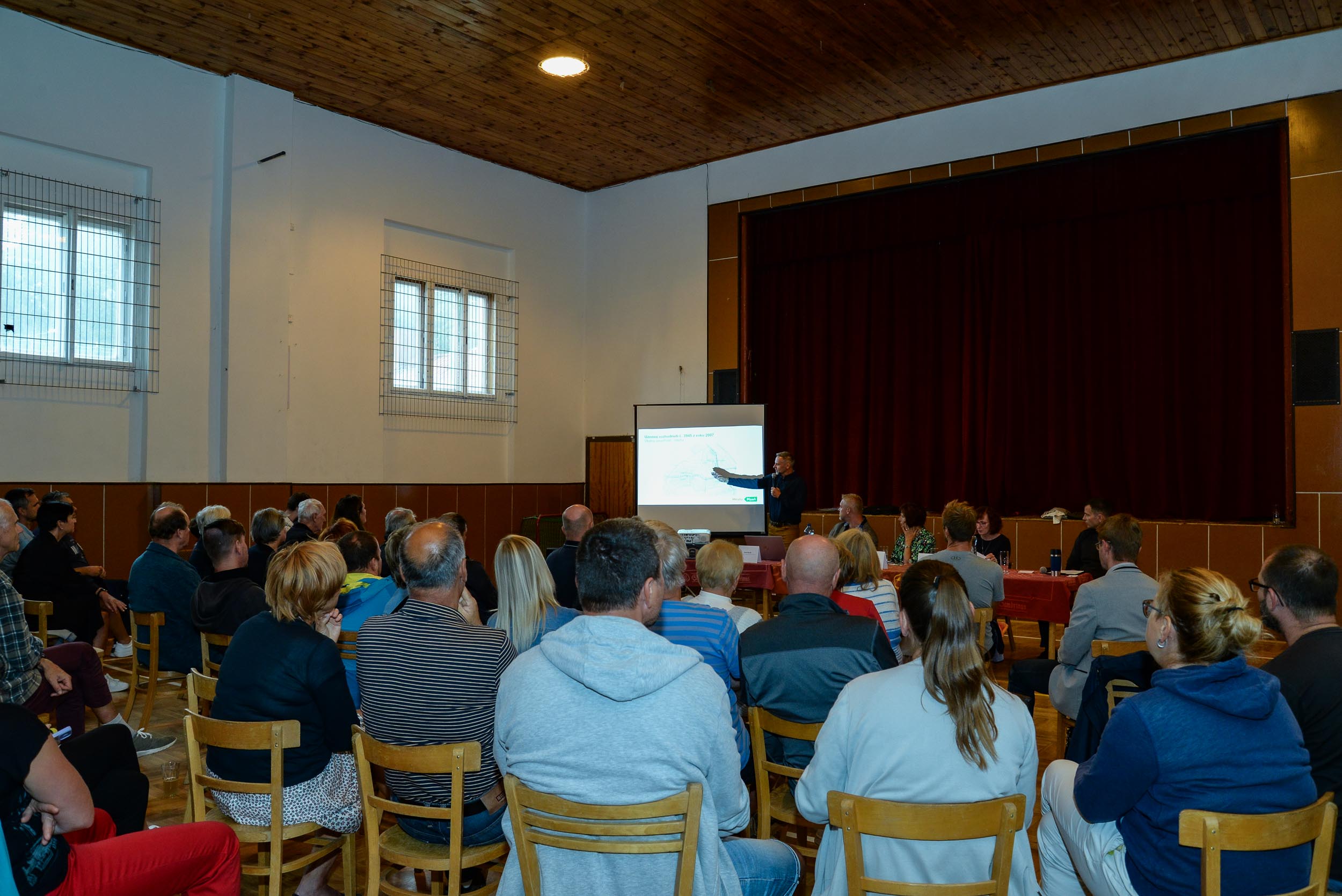 Zástupci města diskutovali s občany o rozvoji Nové Valchy (foto: M. Pecuch, 30.8.2023)