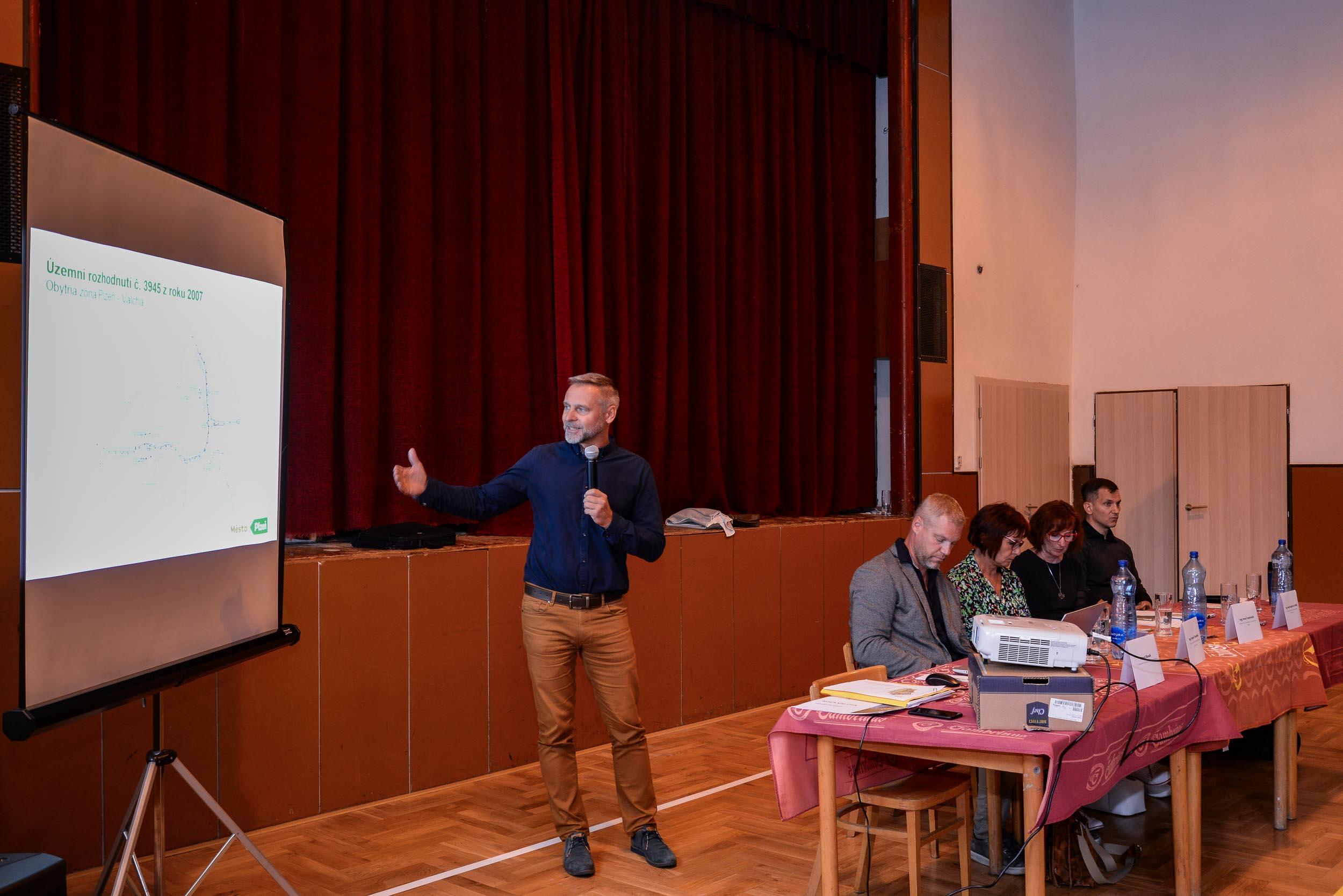 Zástupci města diskutovali s občany o rozvoji Nové Valchy (foto: M. Pecuch, 30.8.2023)