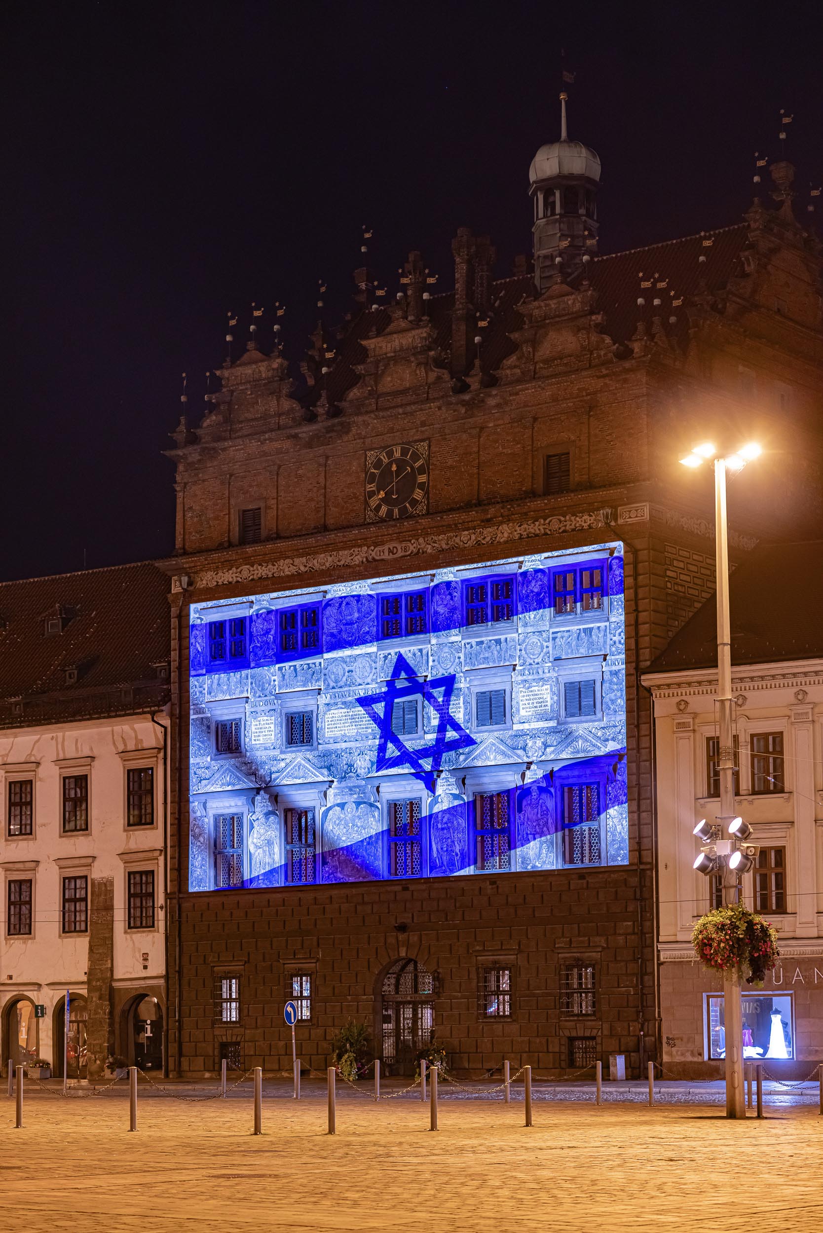 Izraelská vlajka na plzeňské radnici (foto: R. Muchka / M. Pecuch, 10.10.2023)