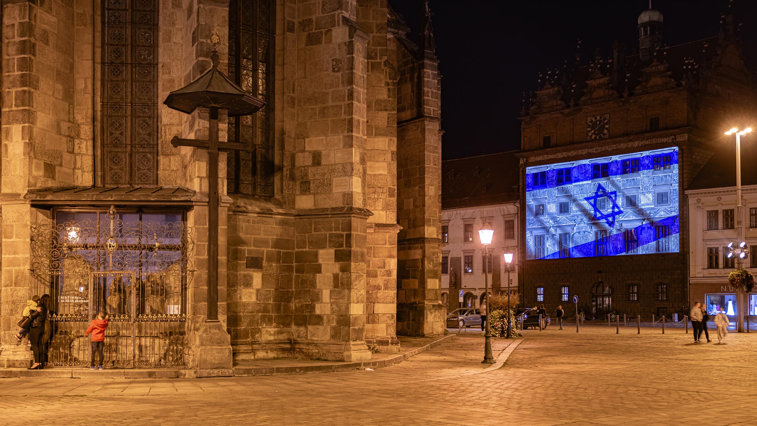 Izraelská vlajka na plzeňské radnici (foto: R. Muchka / M. Pecuch, 10.10.2023)