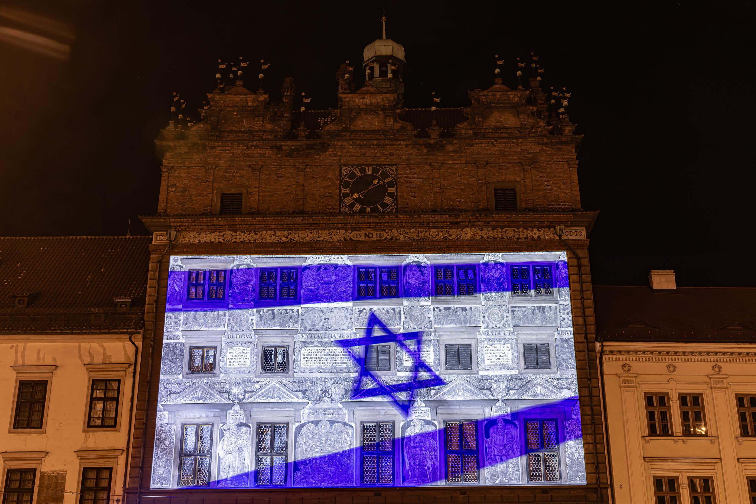 Izraelská vlajka na plzeňské radnici (foto: R. Muchka / M. Pecuch, 10.10.2023)