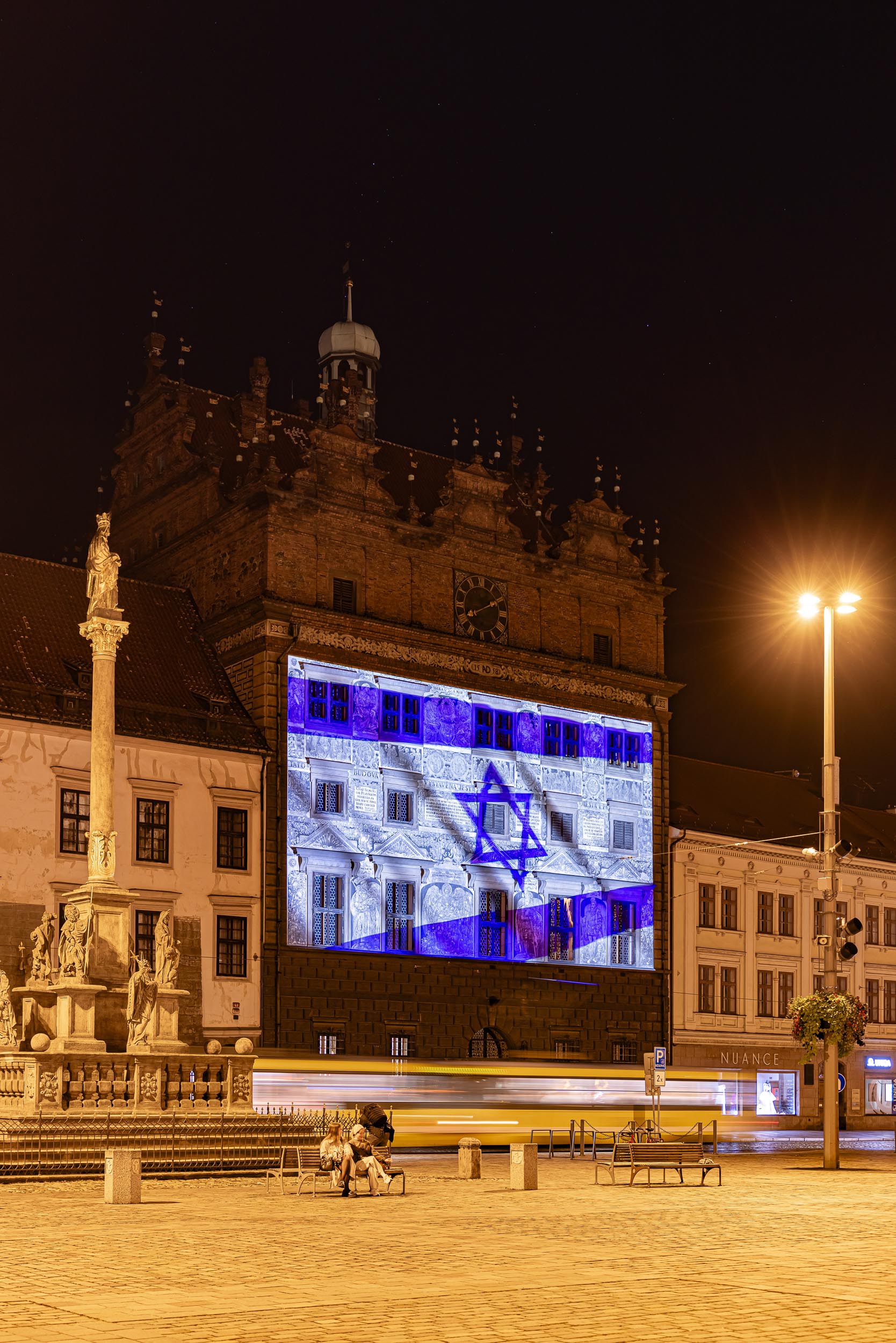 Izraelská vlajka na plzeňské radnici (foto: R. Muchka / M. Pecuch, 10.10.2023)