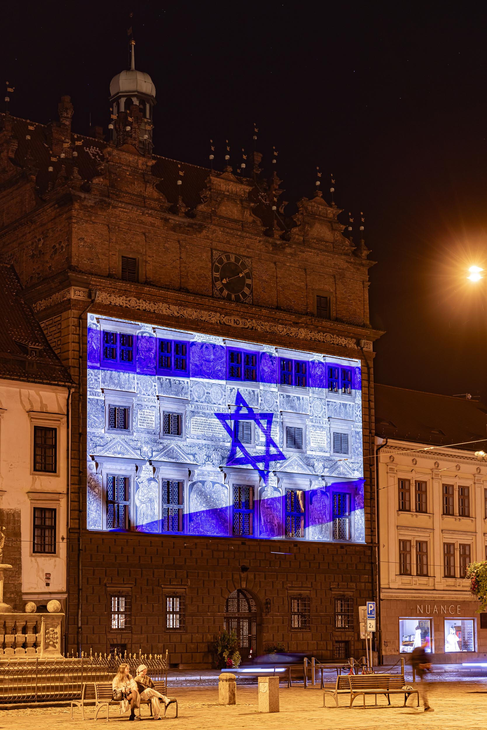 Izraelská vlajka na plzeňské radnici (foto: R. Muchka / M. Pecuch, 10.10.2023)