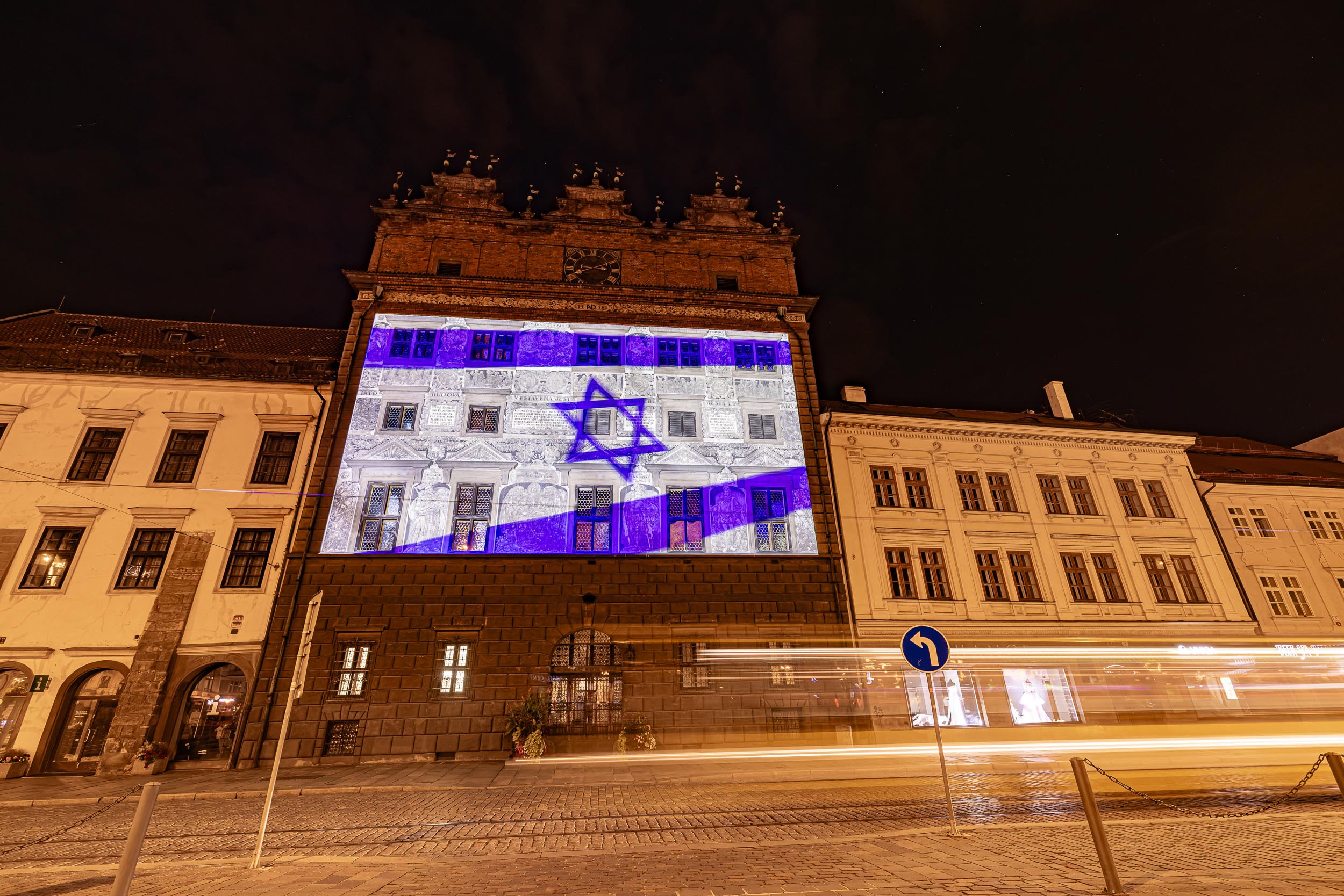 Izraelská vlajka na plzeňské radnici (foto: R. Muchka / M. Pecuch, 10.10.2023)
