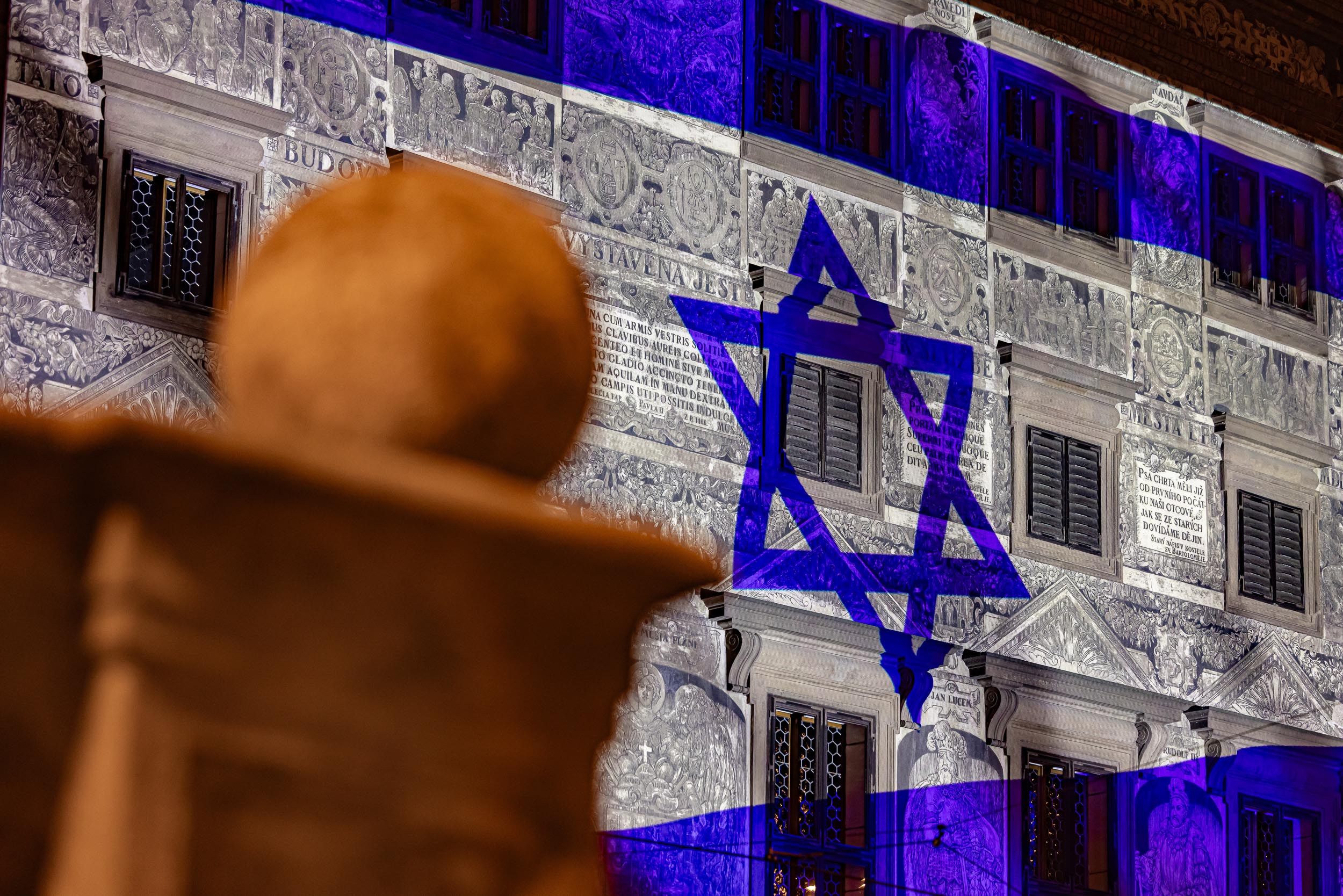 Izraelská vlajka na plzeňské radnici (foto: R. Muchka / M. Pecuch, 10.10.2023)