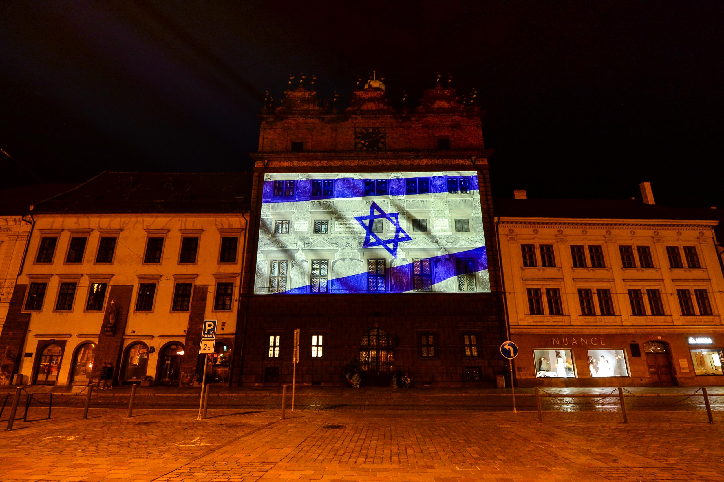 Izraelská vlajka na plzeňské radnici (foto: R. Muchka / M. Pecuch, 10.10.2023)