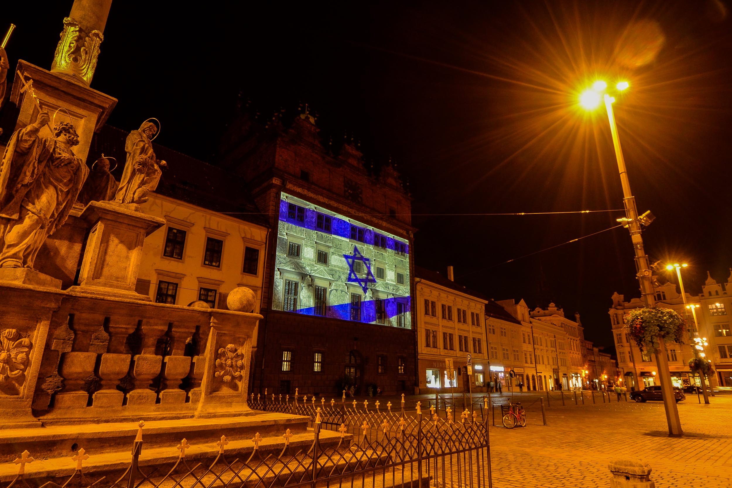 Izraelská vlajka na plzeňské radnici (foto: R. Muchka / M. Pecuch, 10.10.2023)