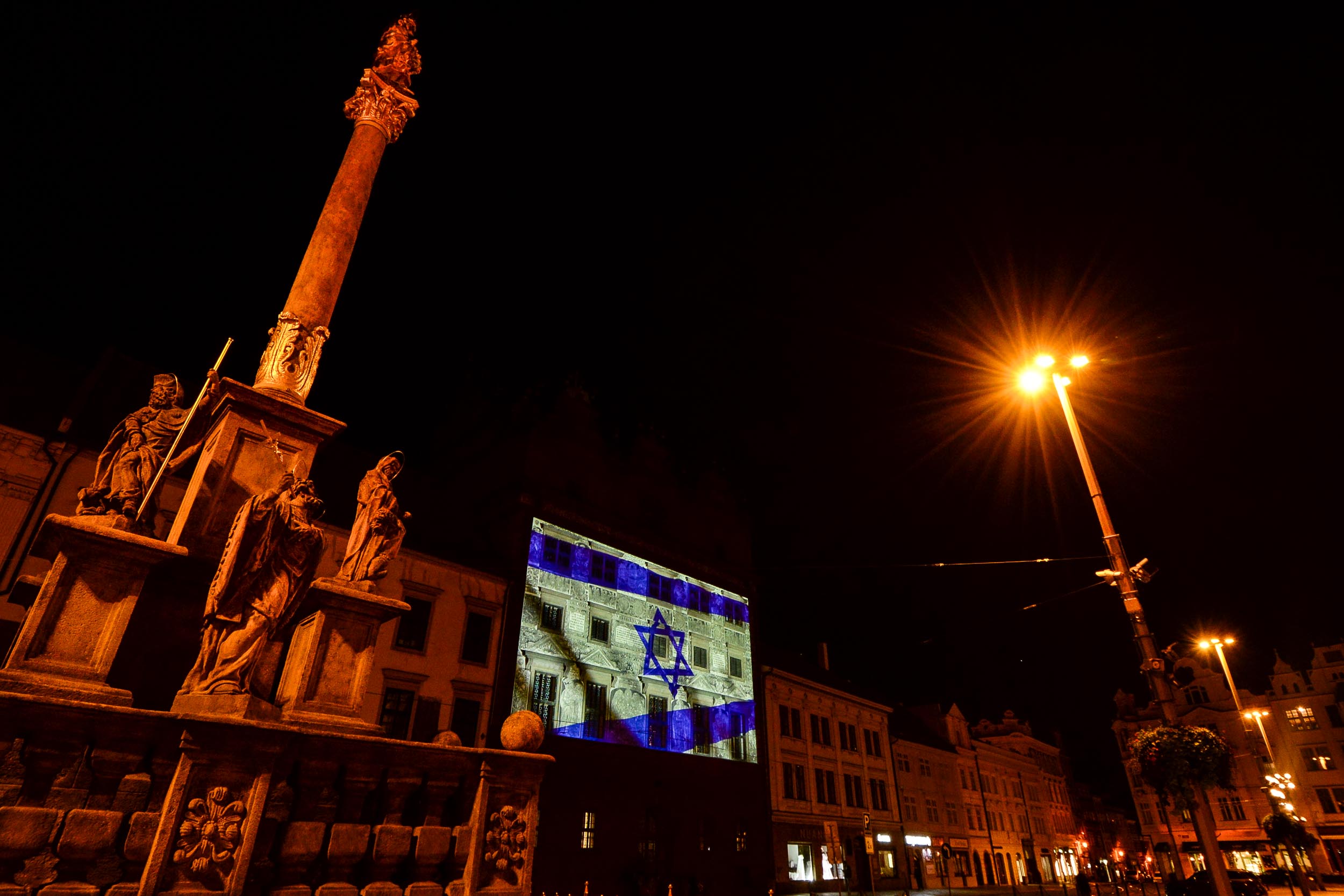 Izraelská vlajka na plzeňské radnici (foto: R. Muchka / M. Pecuch, 10.10.2023)