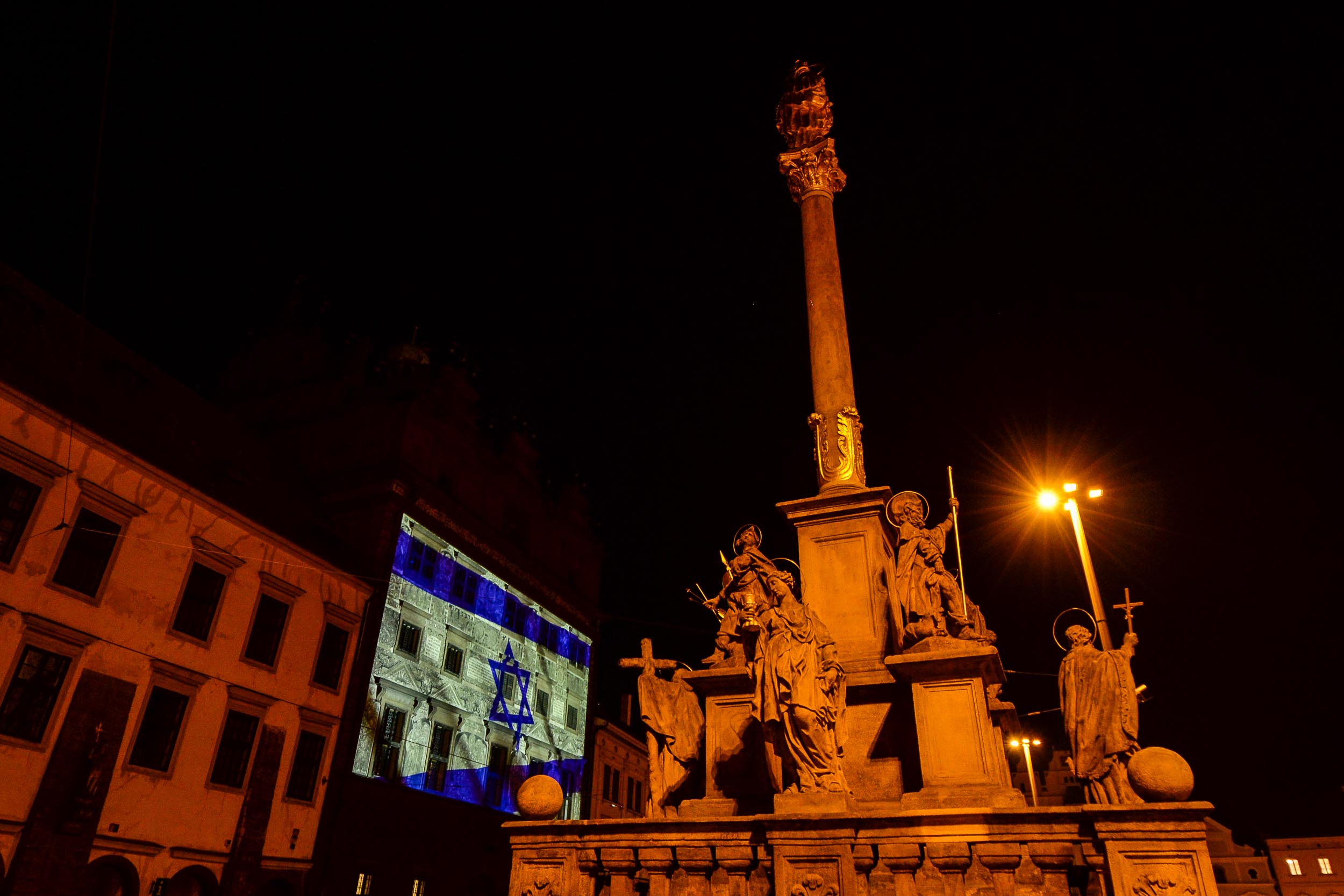 Izraelská vlajka na plzeňské radnici (foto: R. Muchka / M. Pecuch, 10.10.2023)
