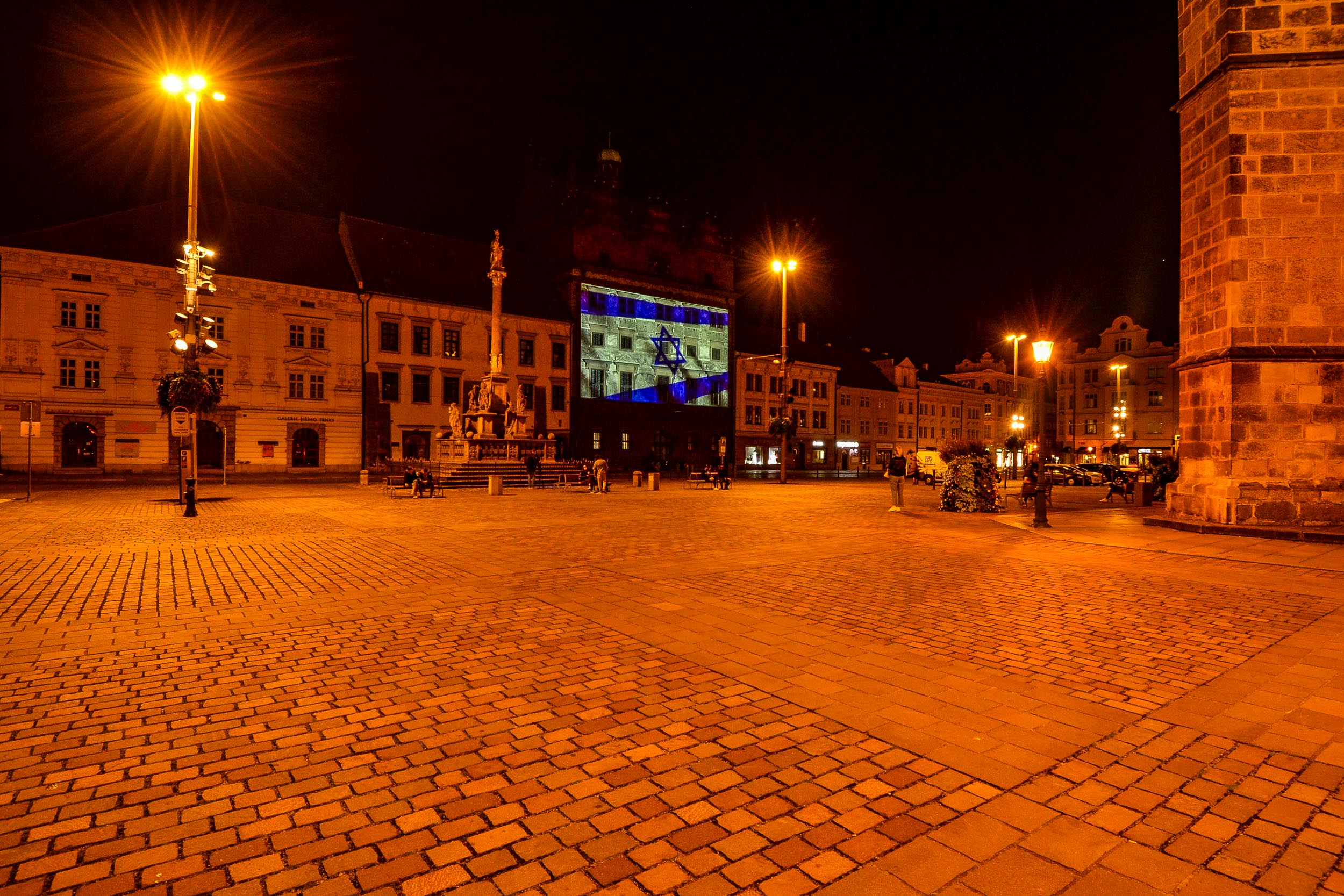 Izraelská vlajka na plzeňské radnici (foto: R. Muchka / M. Pecuch, 10.10.2023)