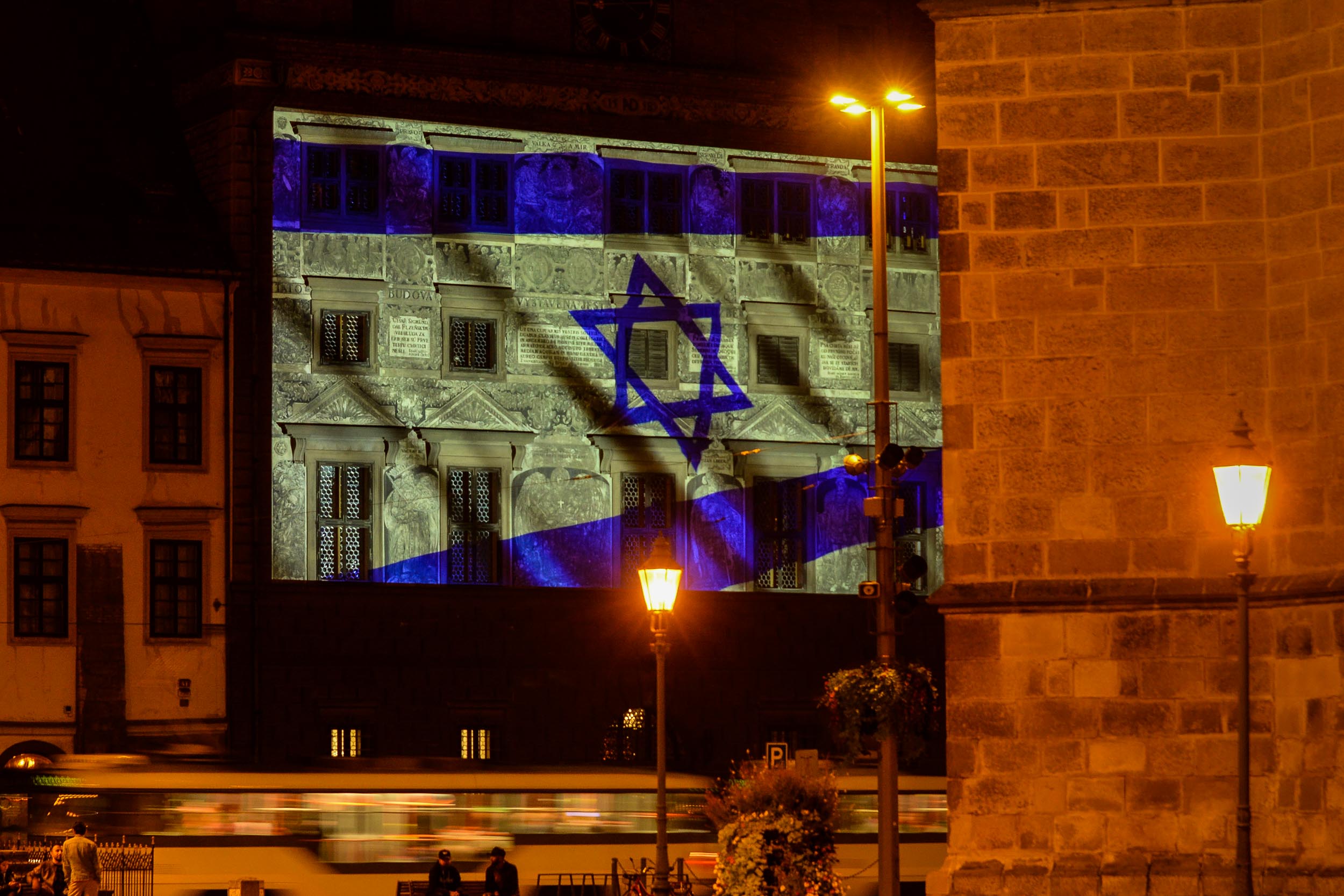 Izraelská vlajka na plzeňské radnici (foto: R. Muchka / M. Pecuch, 10.10.2023)