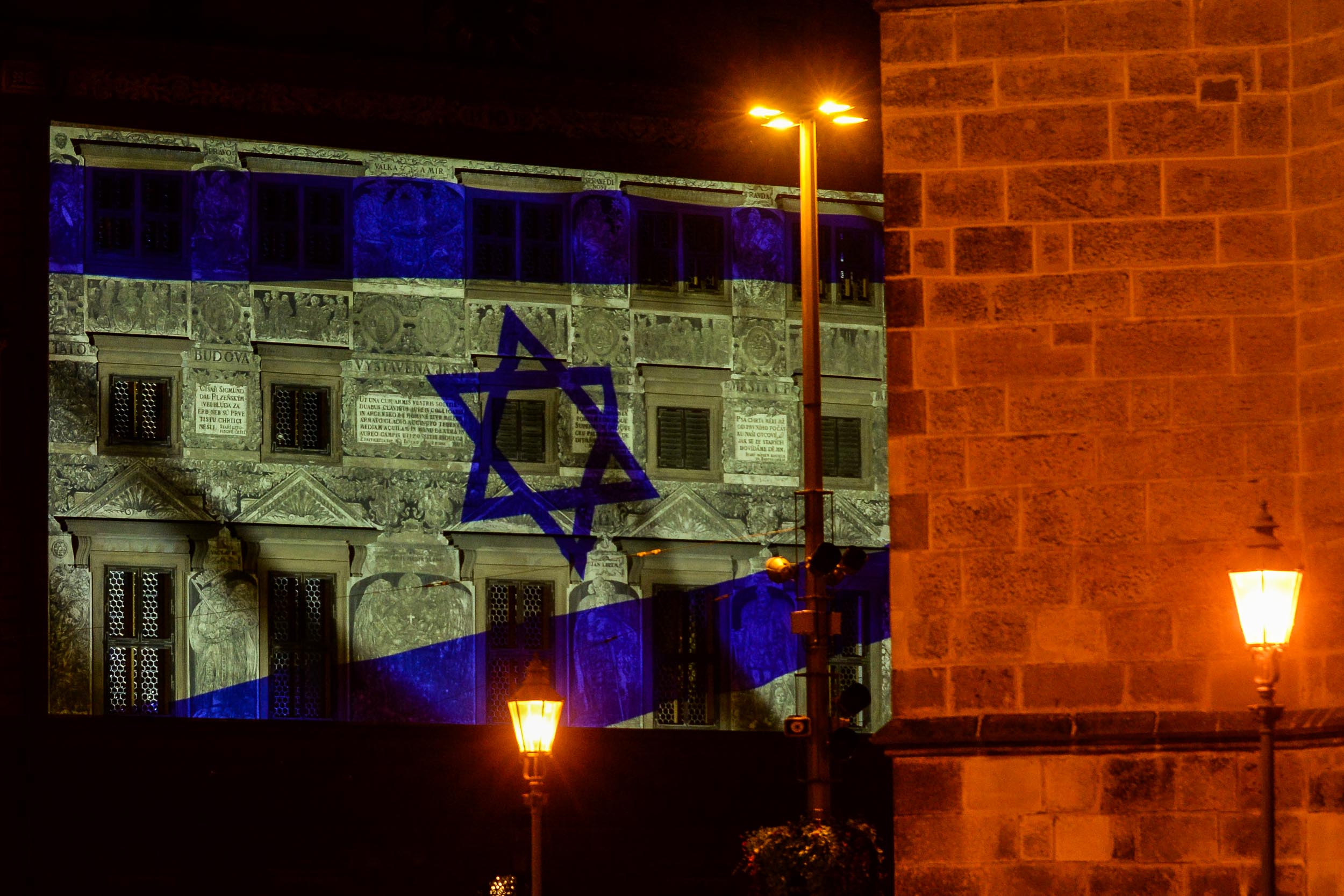 Izraelská vlajka na plzeňské radnici (foto: R. Muchka / M. Pecuch, 10.10.2023)