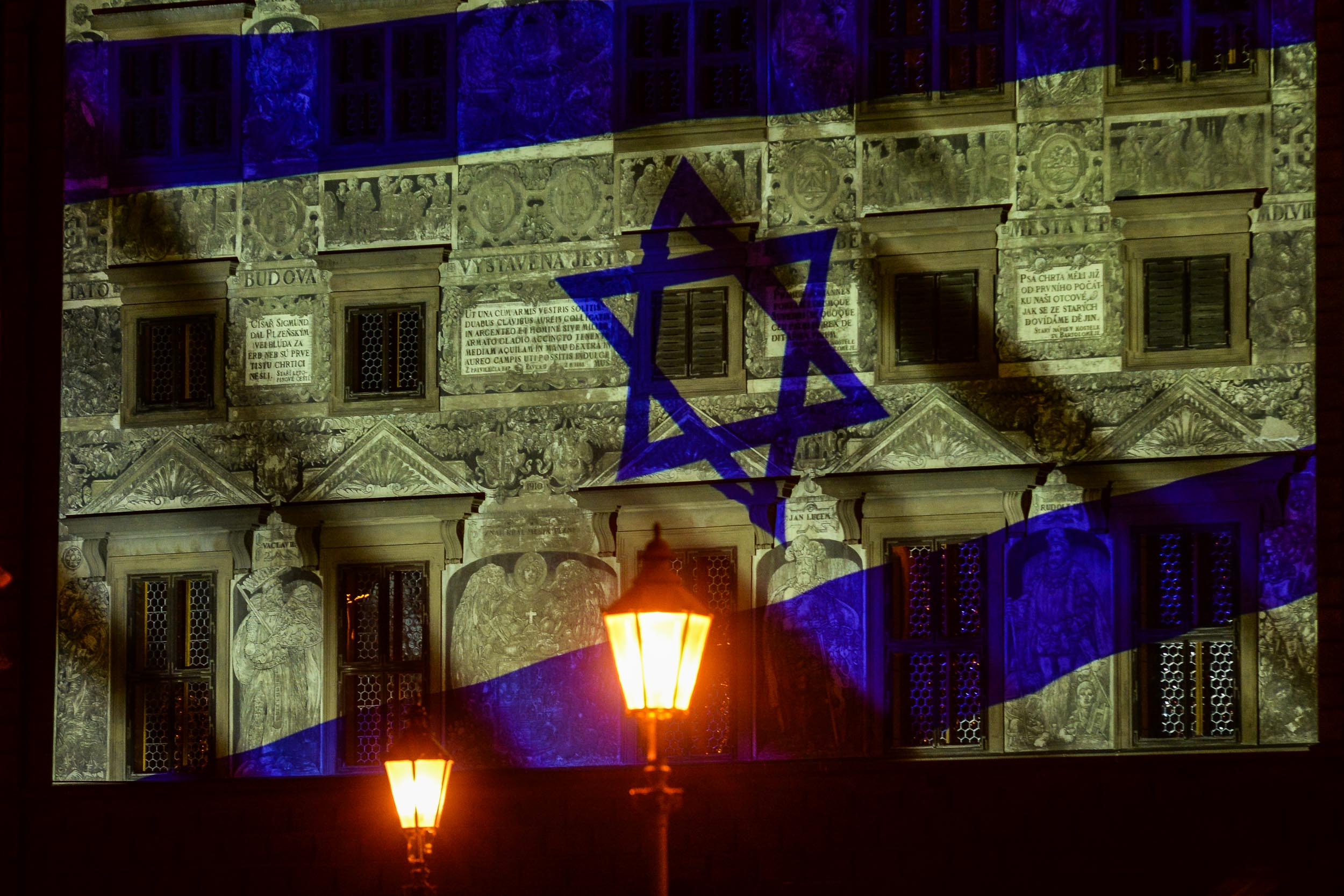 Izraelská vlajka na plzeňské radnici (foto: R. Muchka / M. Pecuch, 10.10.2023)