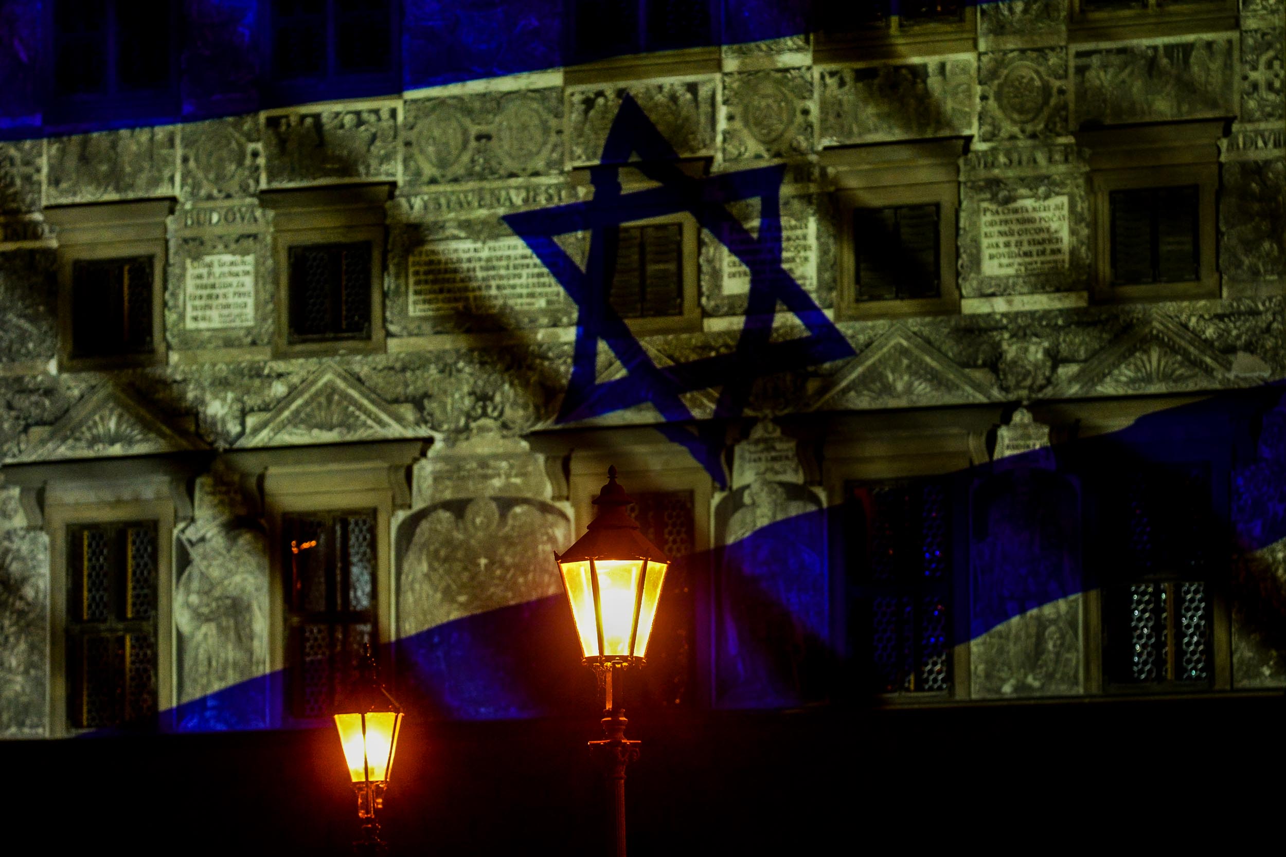 Izraelská vlajka na plzeňské radnici (foto: R. Muchka / M. Pecuch, 10.10.2023)