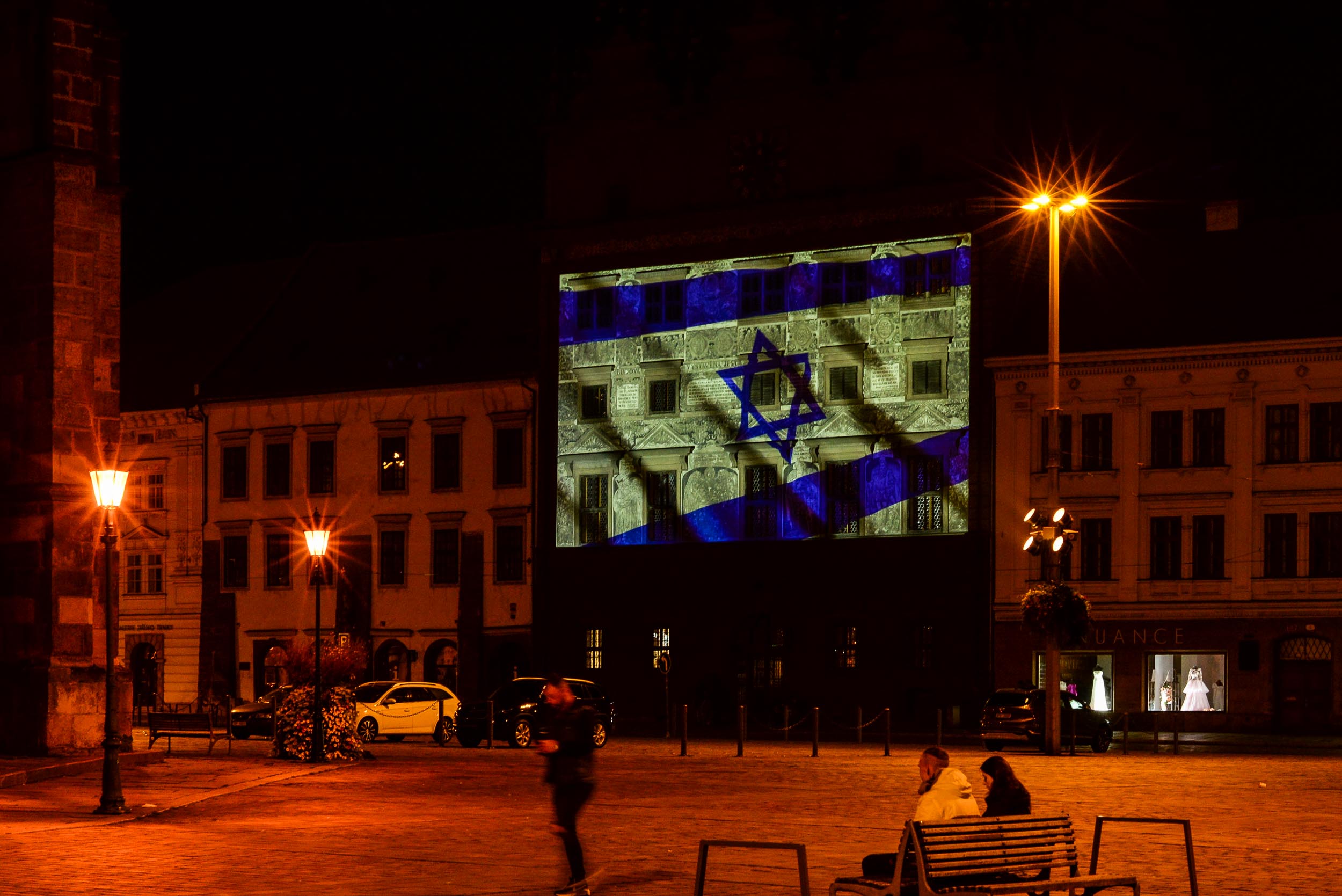 Izraelská vlajka na plzeňské radnici (foto: R. Muchka / M. Pecuch, 10.10.2023)