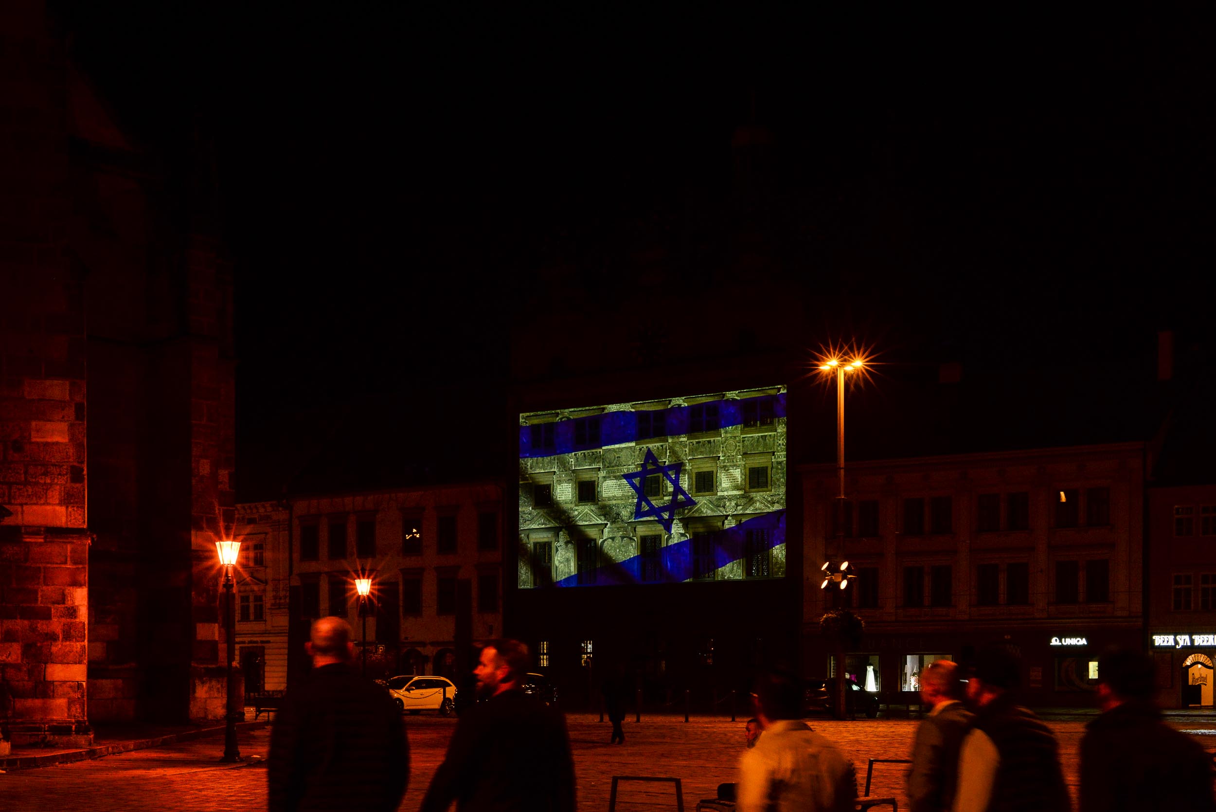 Izraelská vlajka na plzeňské radnici (foto: R. Muchka / M. Pecuch, 10.10.2023)