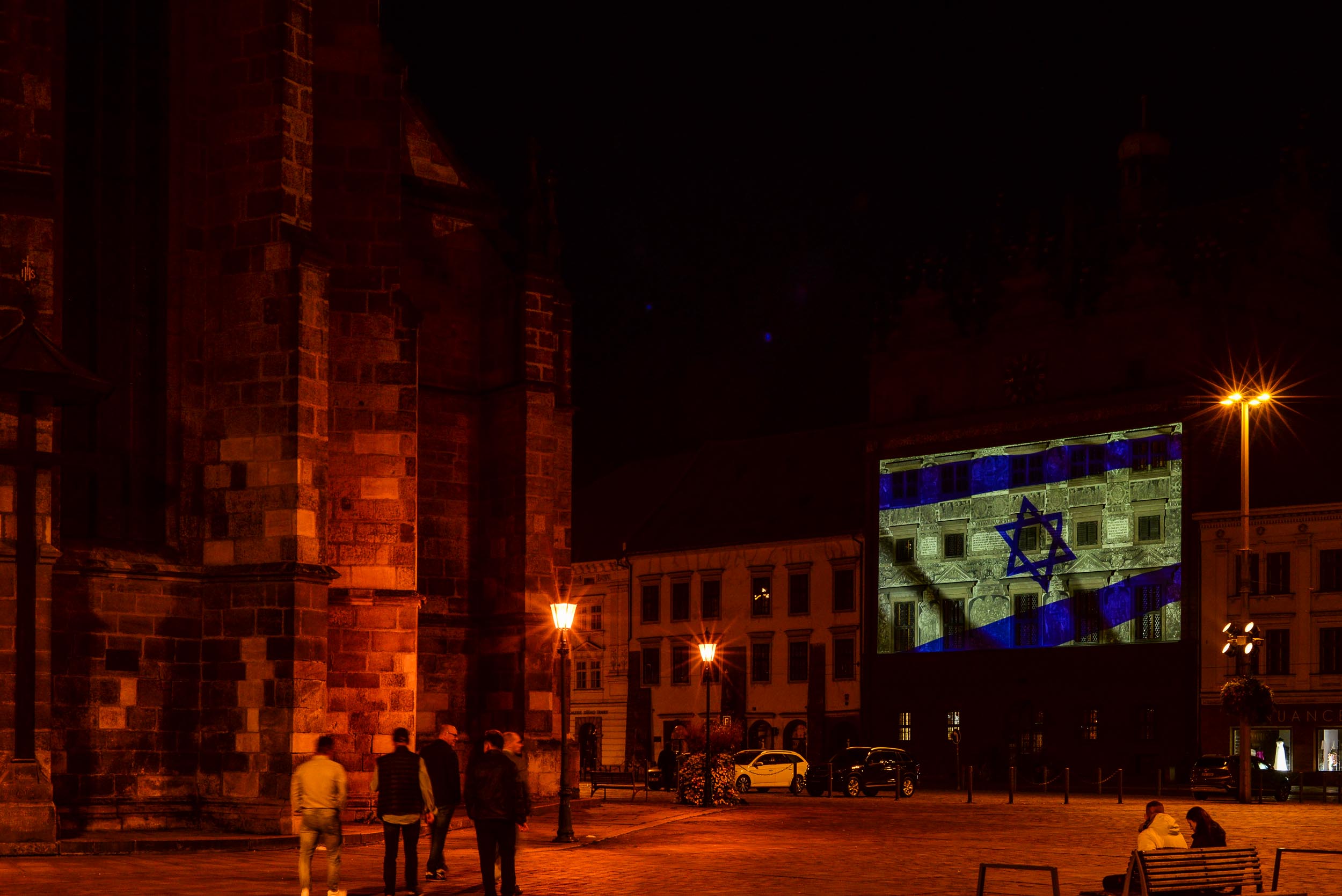 Izraelská vlajka na plzeňské radnici (foto: R. Muchka / M. Pecuch, 10.10.2023)