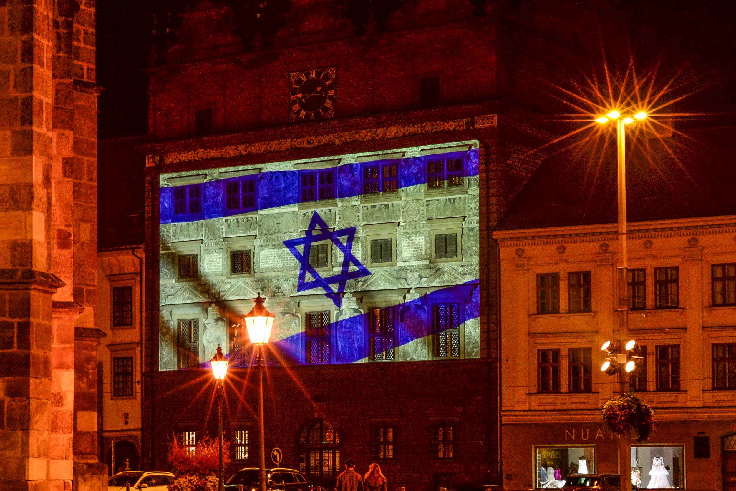 Izraelská vlajka na plzeňské radnici (foto: R. Muchka / M. Pecuch, 10.10.2023)