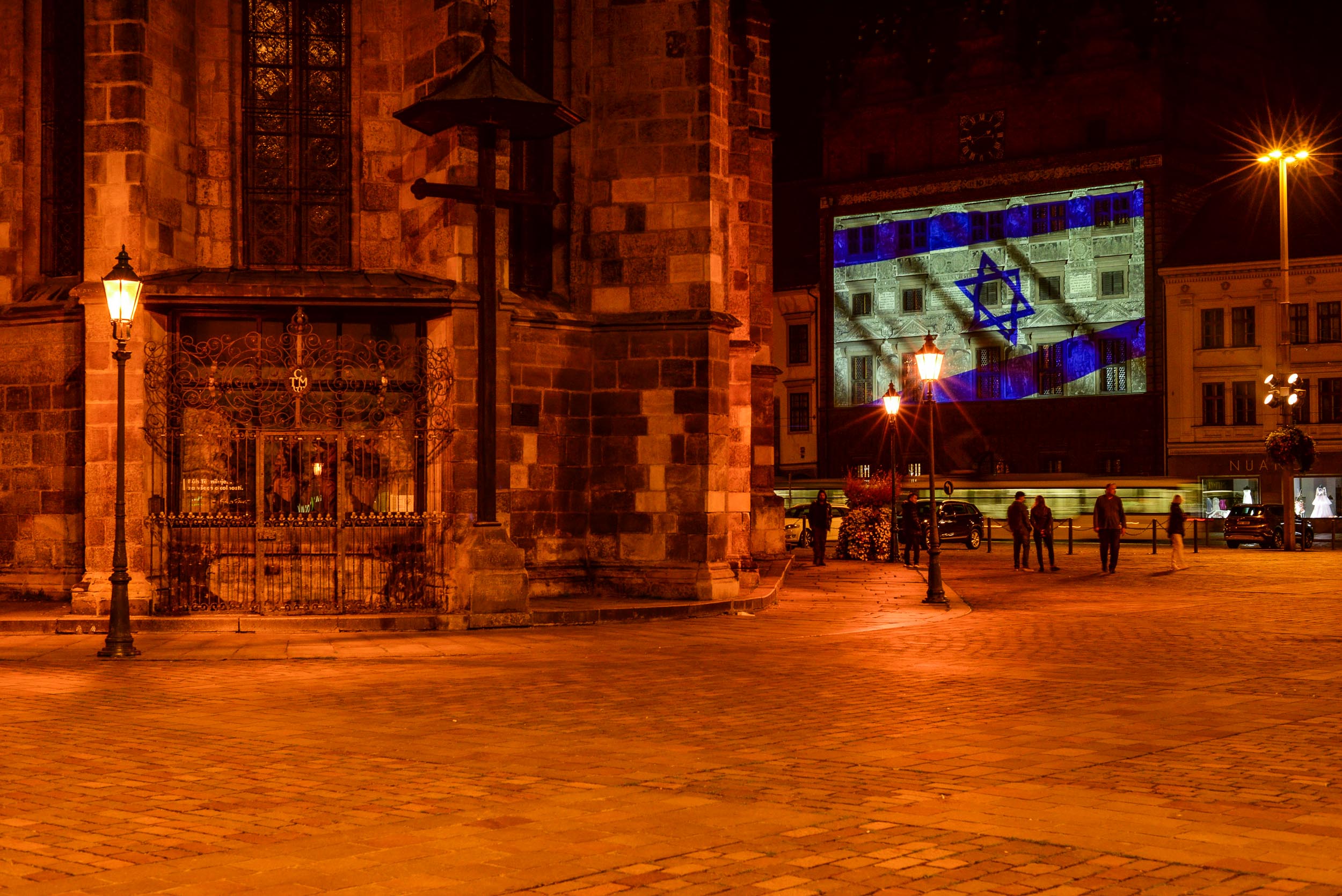 Izraelská vlajka na plzeňské radnici (foto: R. Muchka / M. Pecuch, 10.10.2023)