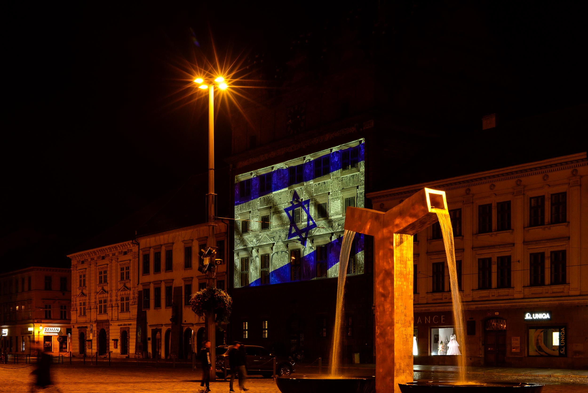 Izraelská vlajka na plzeňské radnici (foto: R. Muchka / M. Pecuch, 10.10.2023)