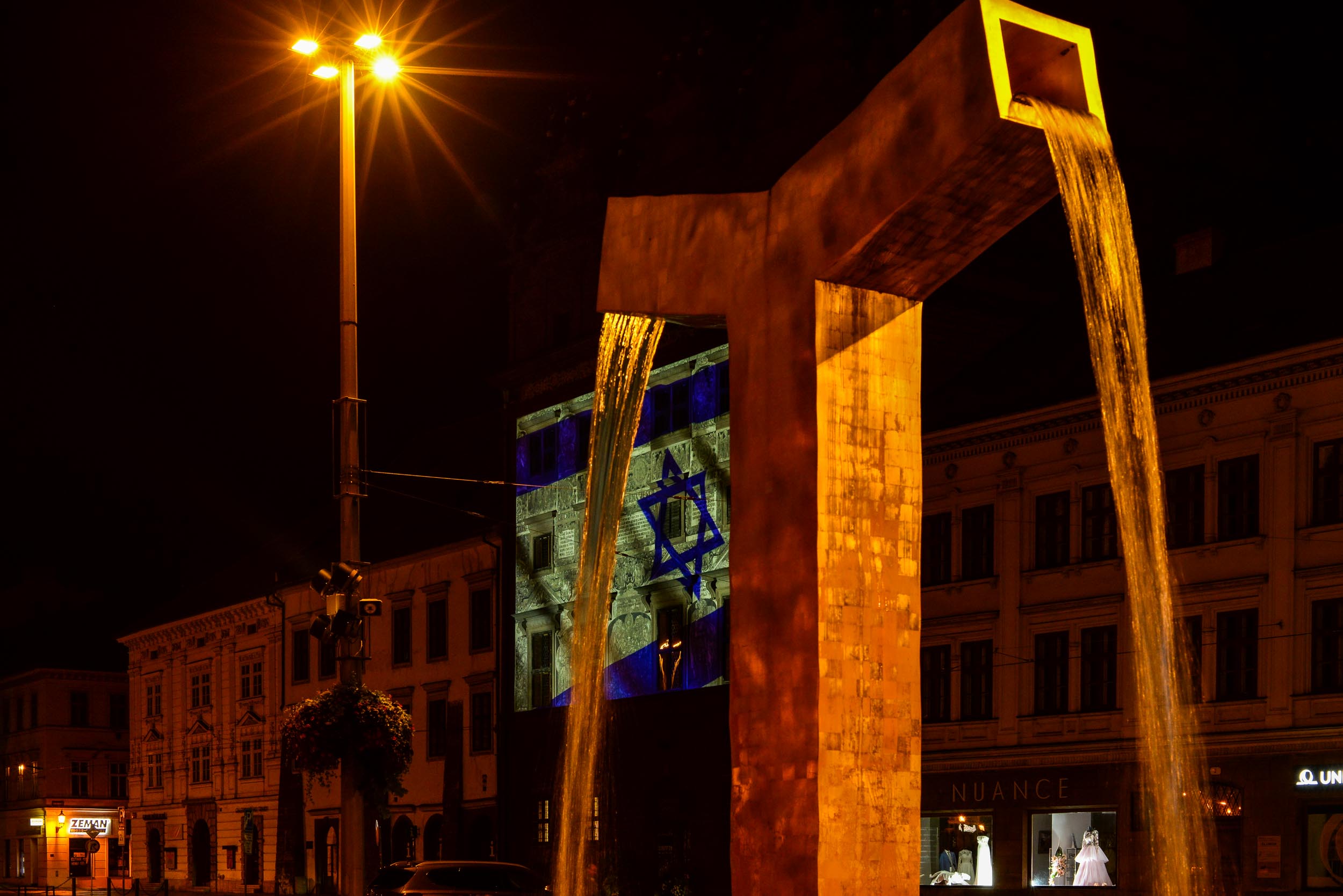 Izraelská vlajka na plzeňské radnici (foto: R. Muchka / M. Pecuch, 10.10.2023)