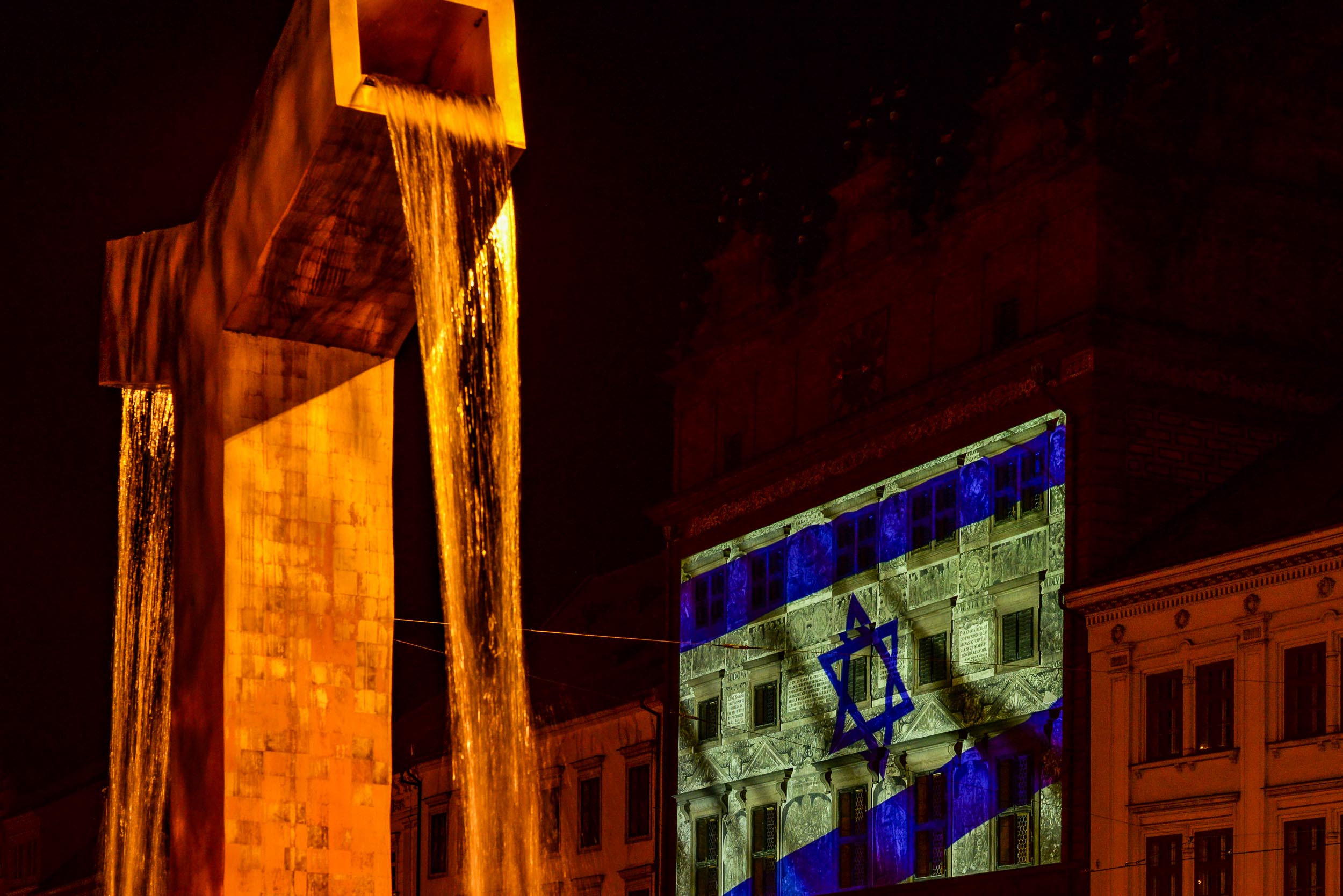 Izraelská vlajka na plzeňské radnici (foto: R. Muchka / M. Pecuch, 10.10.2023)