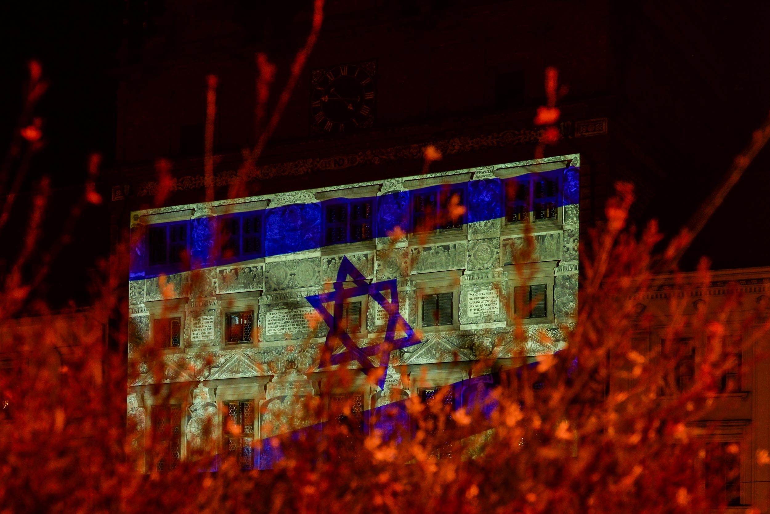 Izraelská vlajka na plzeňské radnici (foto: R. Muchka / M. Pecuch, 10.10.2023)