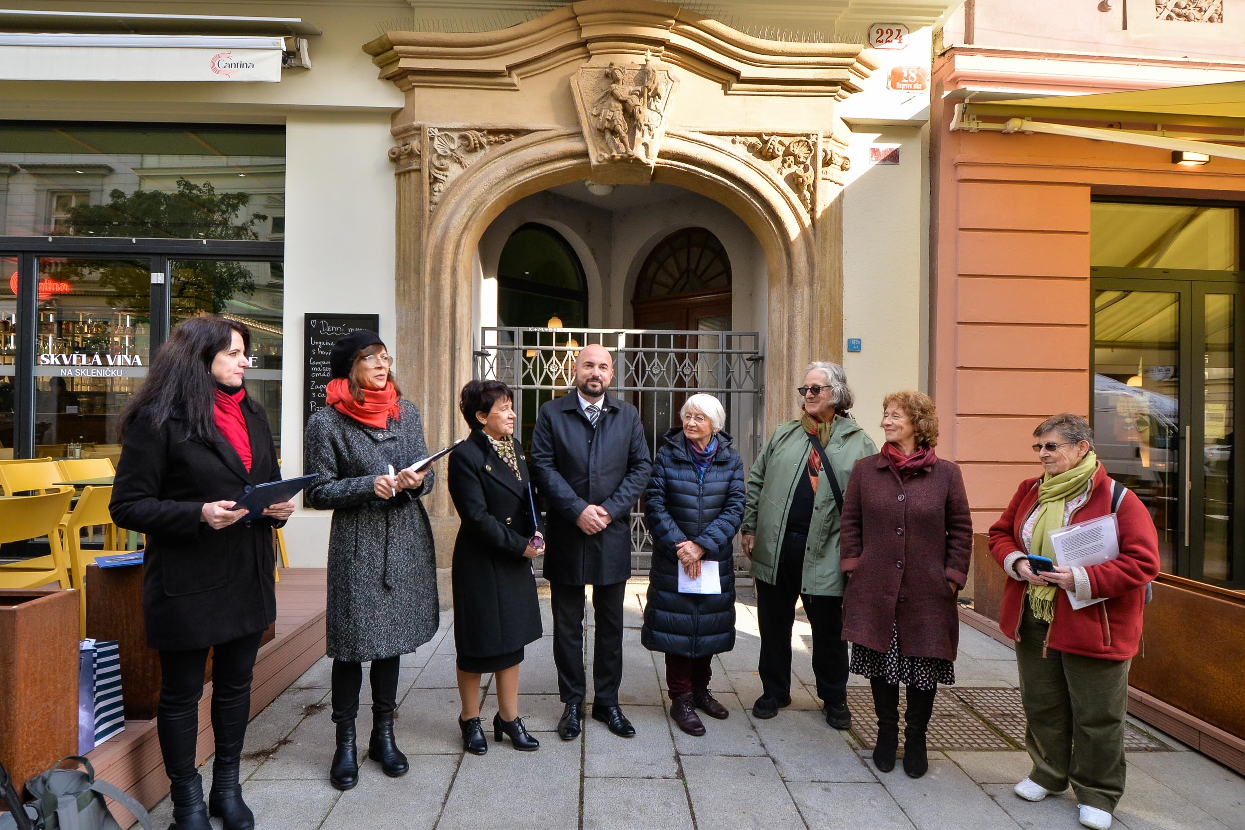 Pokládání Kamenů zmizelých před domem v Riegrově 18 (foto: M. Pecuch, 18.10.2023)