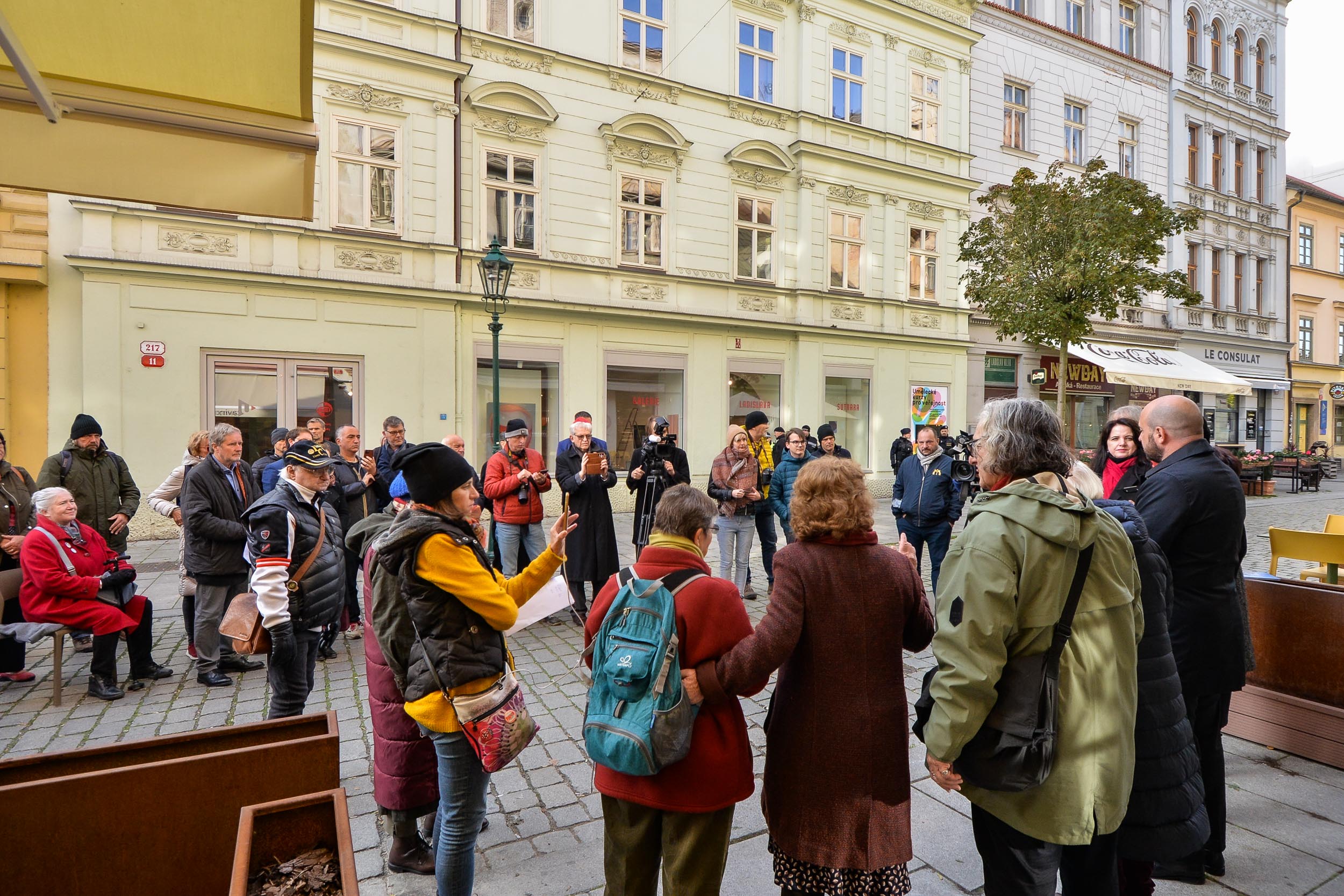 Pokládání Kamenů zmizelých před domem v Riegrově 18 (foto: M. Pecuch, 18.10.2023)