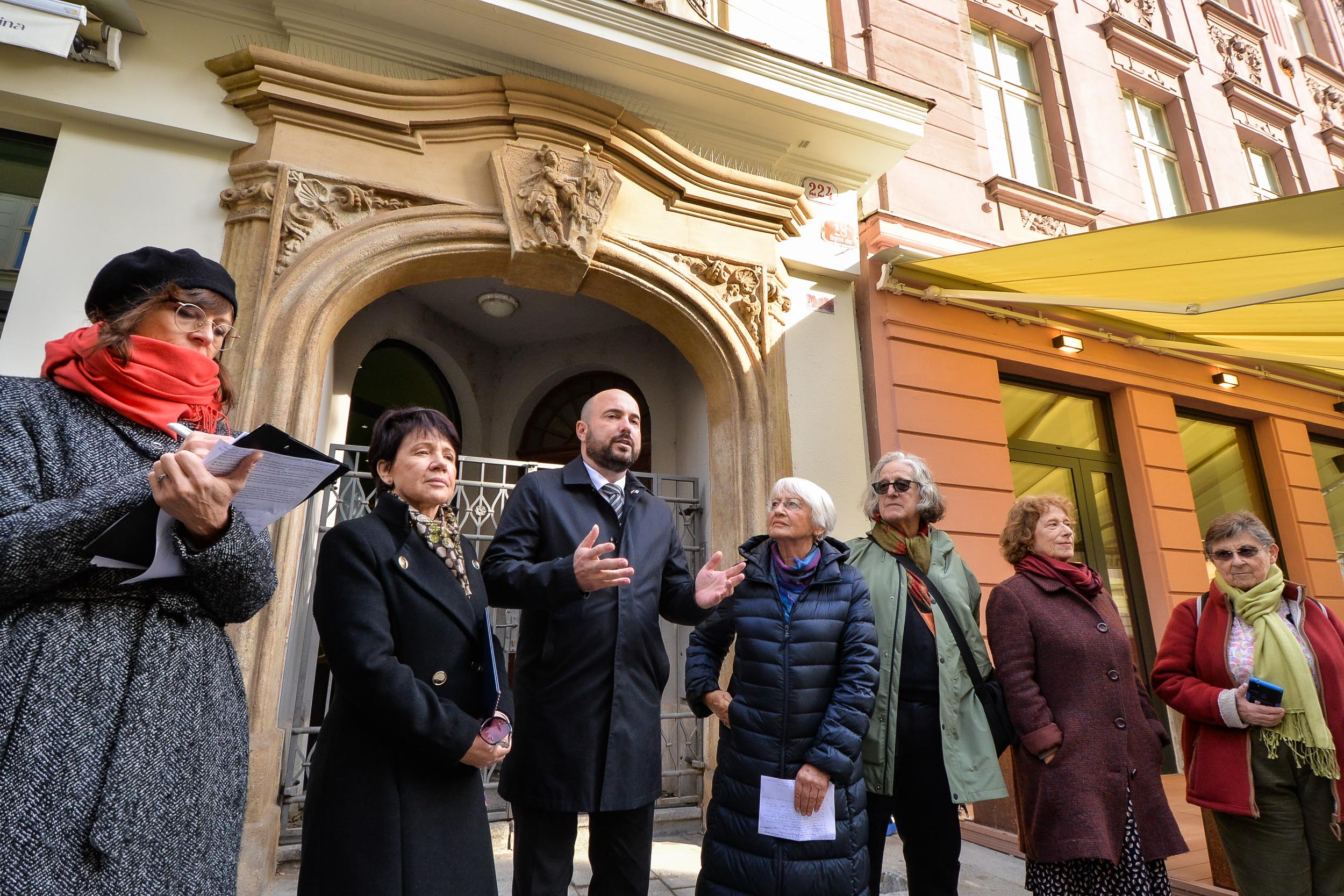 Pokládání Kamenů zmizelých před domem v Riegrově 18 (foto: M. Pecuch, 18.10.2023)