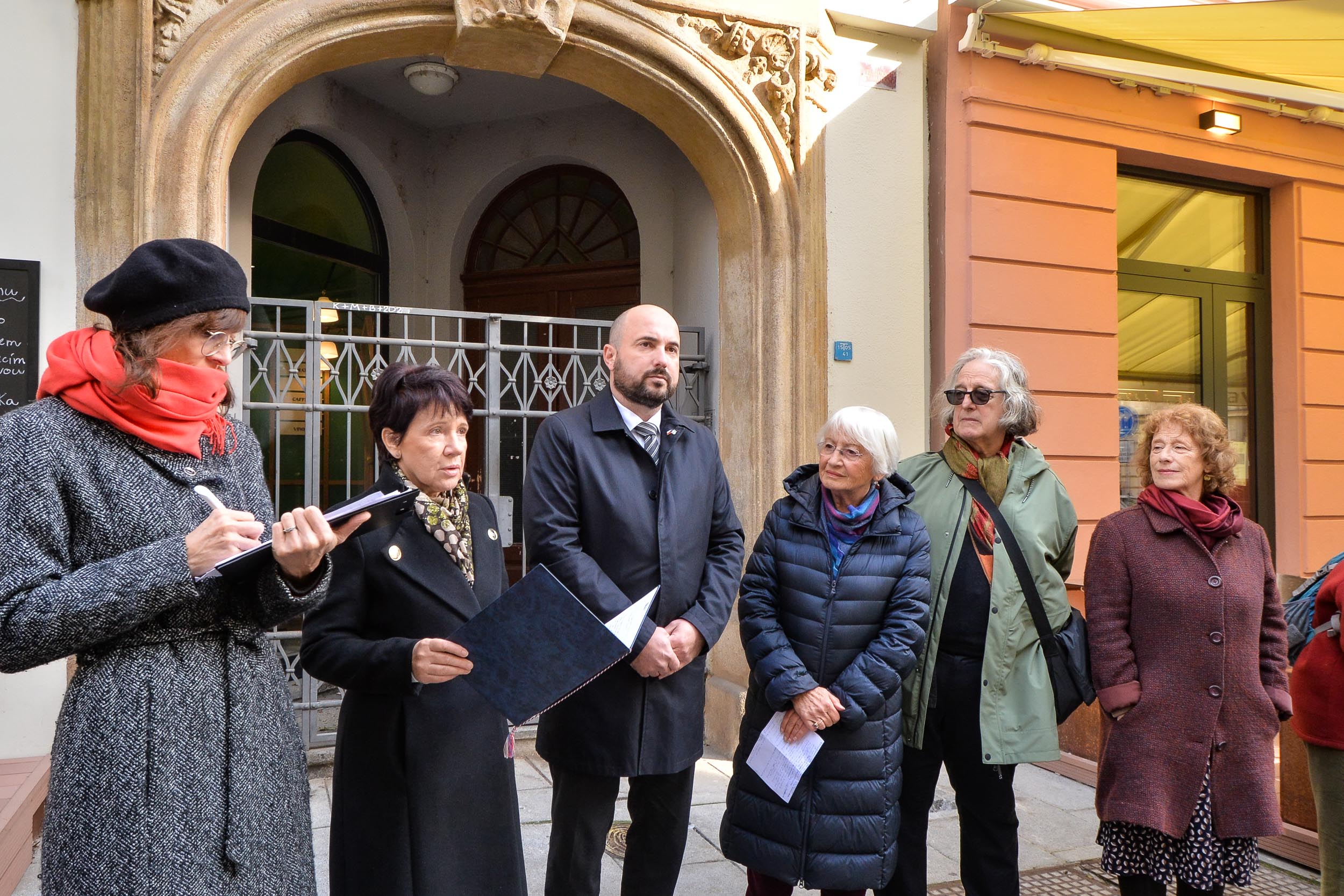 Pokládání Kamenů zmizelých před domem v Riegrově 18 (foto: M. Pecuch, 18.10.2023)