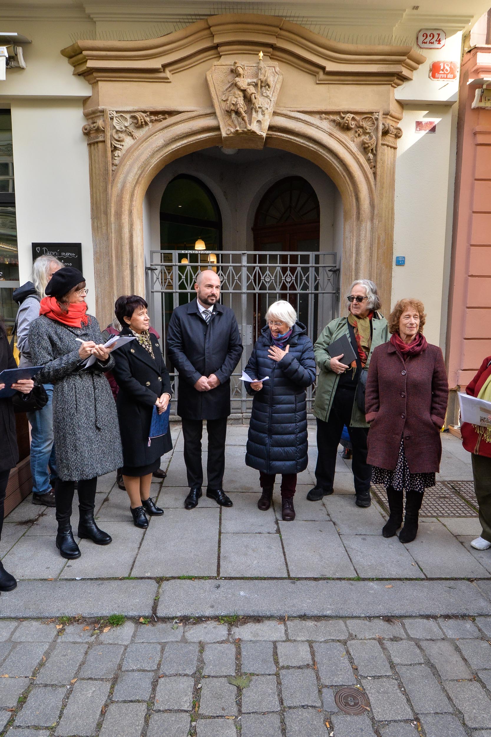Pokládání Kamenů zmizelých před domem v Riegrově 18 (foto: M. Pecuch, 18.10.2023)