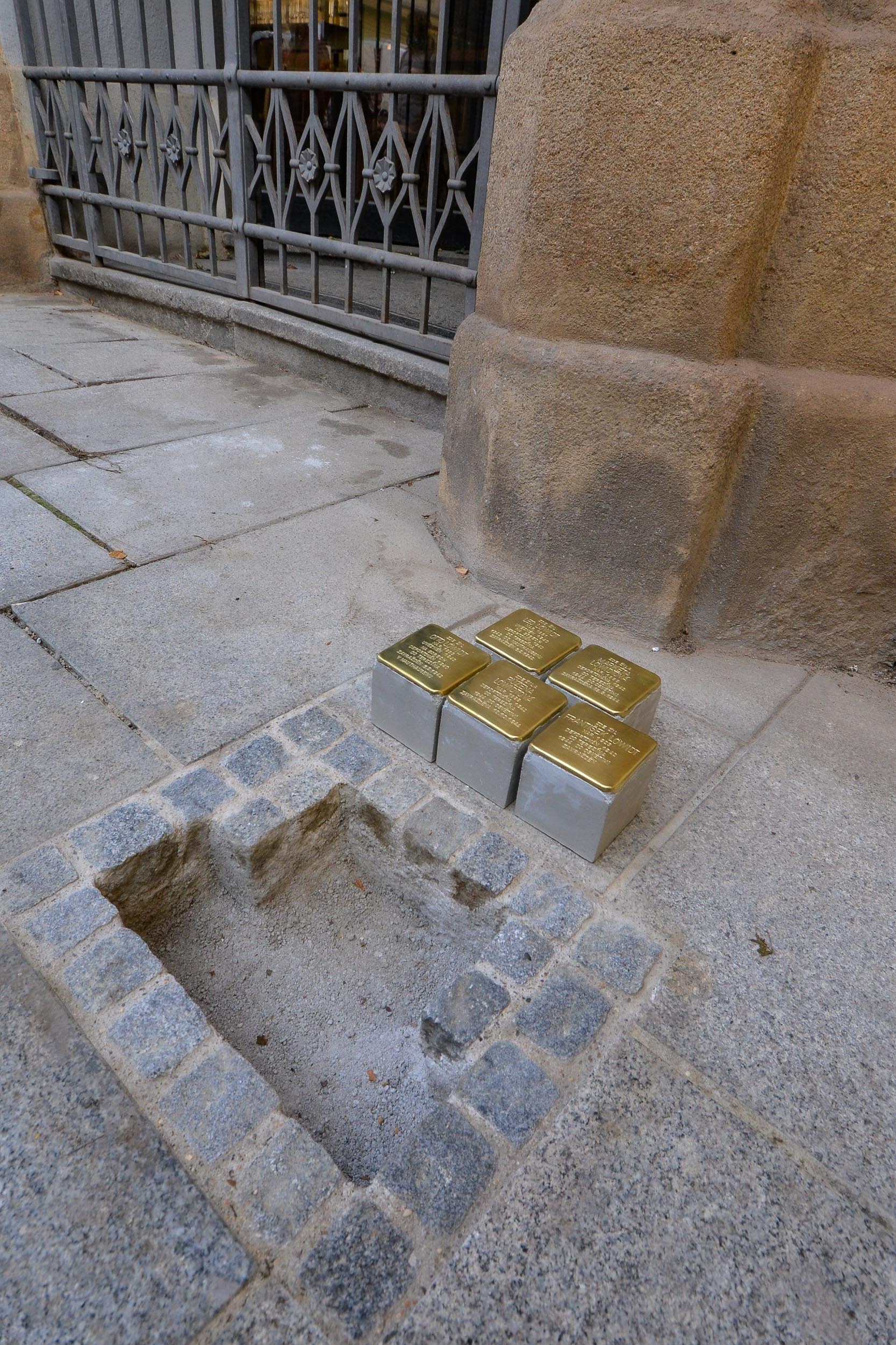 Pokládání Kamenů zmizelých před domem v Riegrově 18 (foto: M. Pecuch, 18.10.2023)