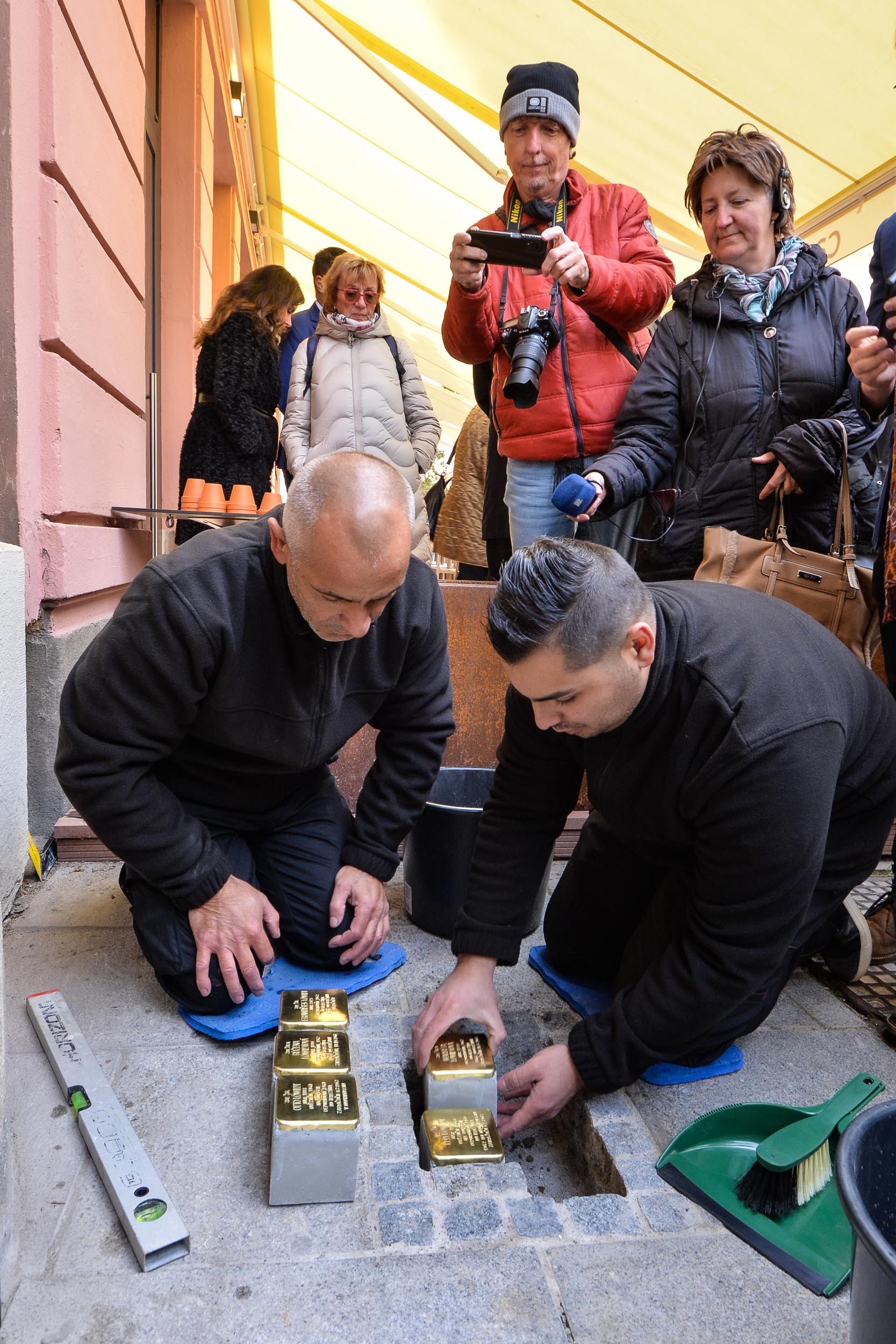 Pokládání Kamenů zmizelých před domem v Riegrově 18 (foto: M. Pecuch, 18.10.2023)