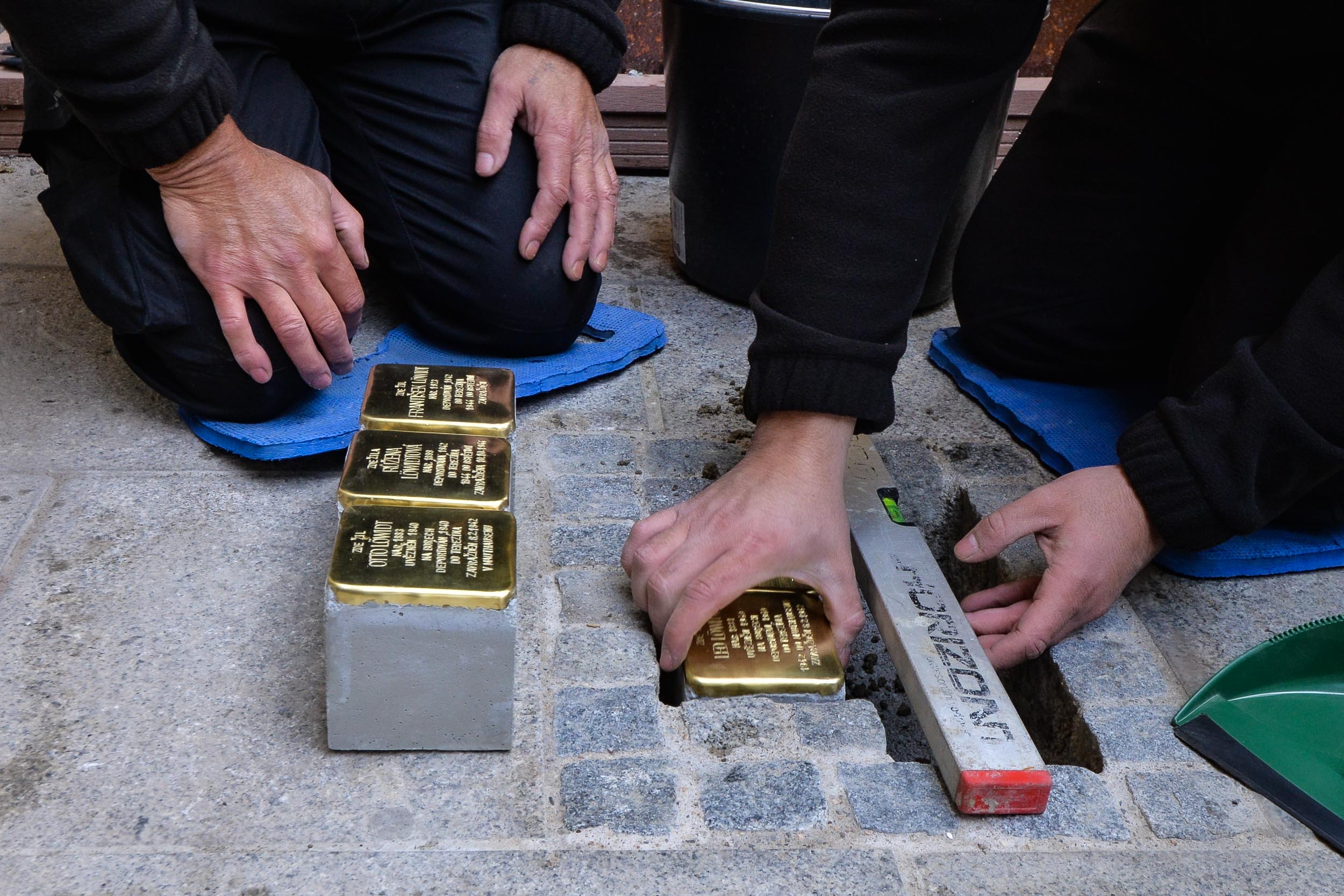 Pokládání Kamenů zmizelých před domem v Riegrově 18 (foto: M. Pecuch, 18.10.2023)