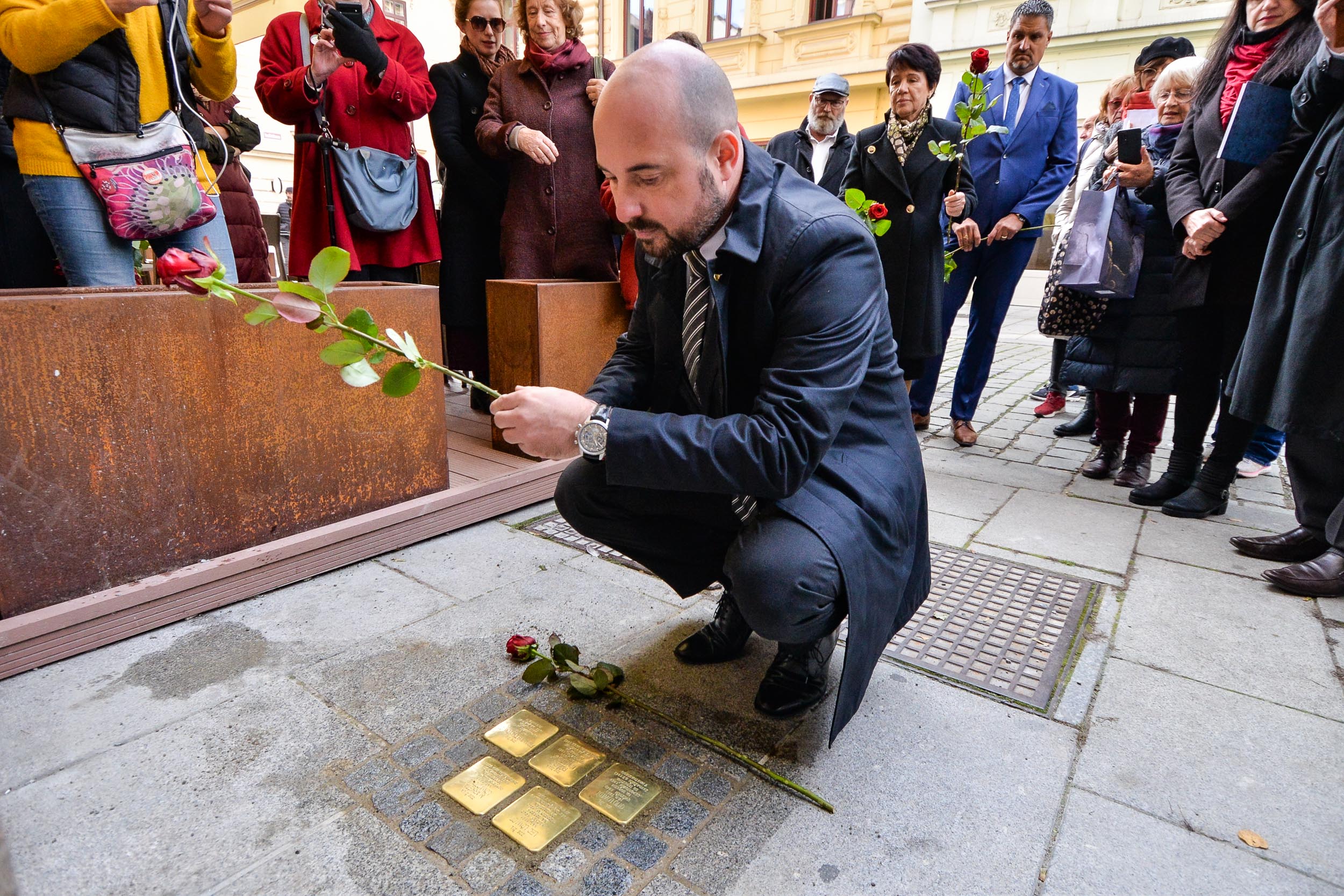 Pokládání Kamenů zmizelých před domem v Riegrově 18