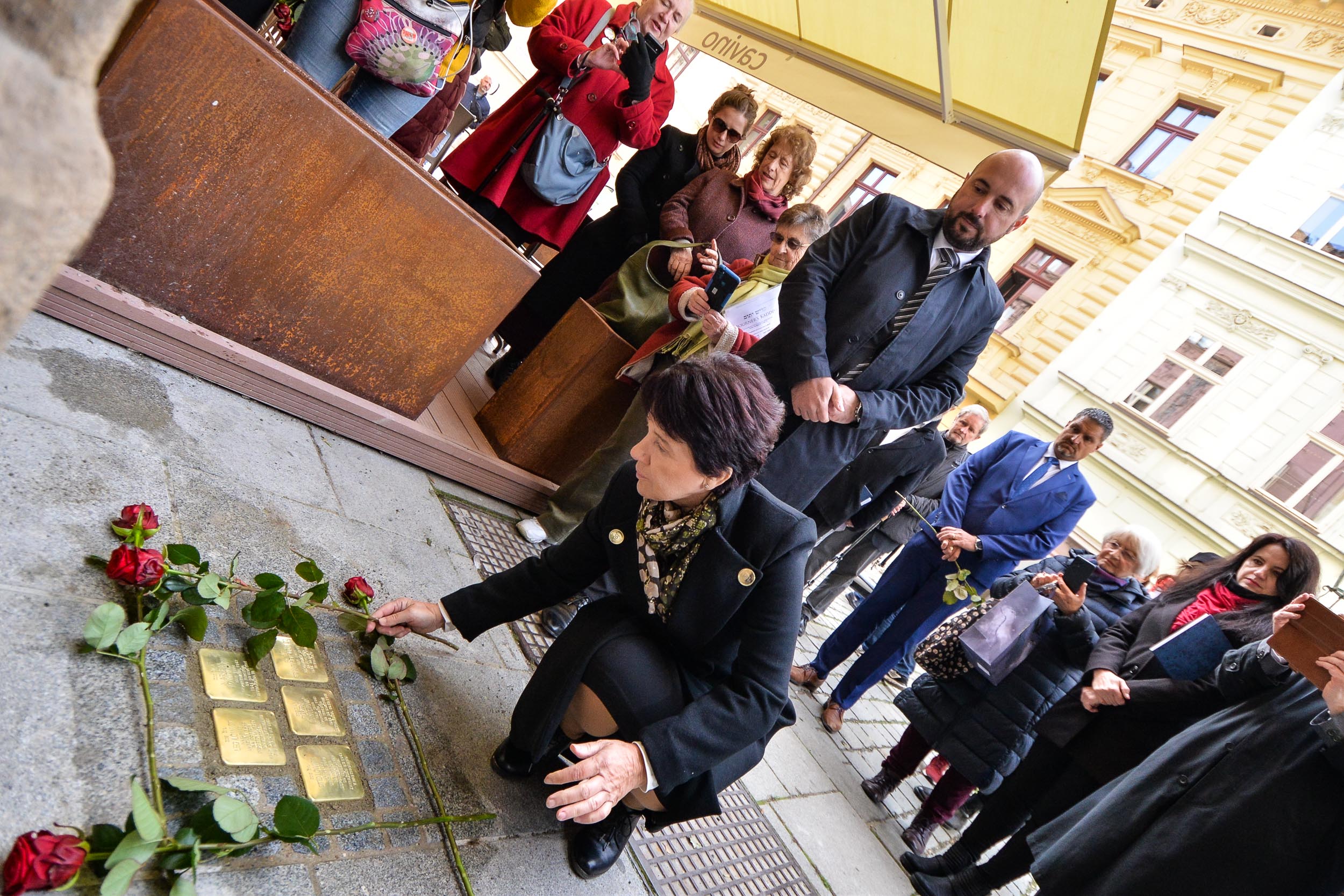 Pokládání Kamenů zmizelých před domem v Riegrově 18 (foto: M. Pecuch, 18.10.2023)