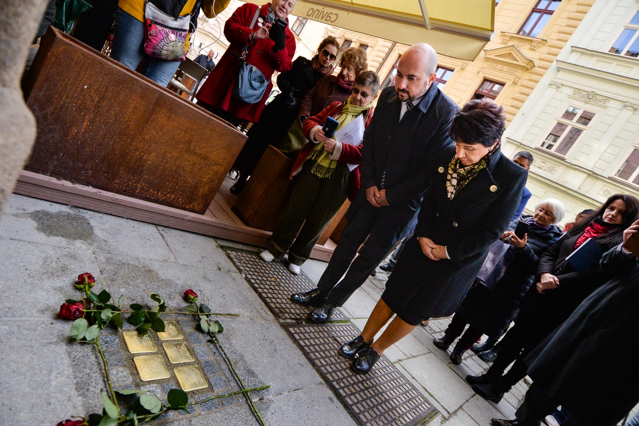 Pokládání Kamenů zmizelých před domem v Riegrově 18 (foto: M. Pecuch, 18.10.2023)