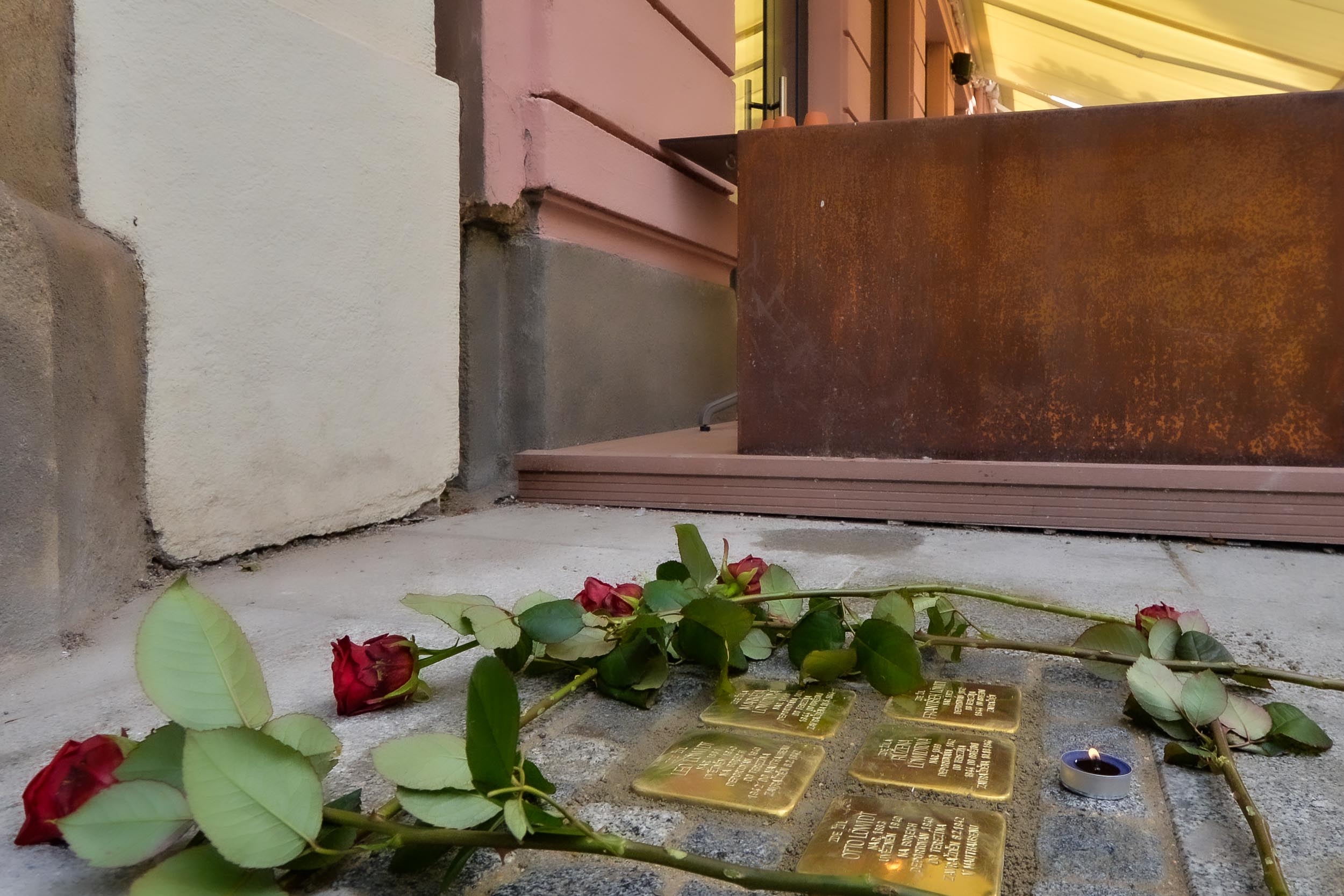 Pokládání Kamenů zmizelých před domem v Riegrově 18 (foto: M. Pecuch, 18.10.2023)