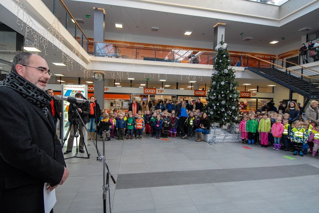 Celkem 717 kilogramů žaludů nasbírali rodiče a děti z 54. mateřské školy v Plzni se sportovním zaměřením, plody pomohou plzeňské zoologické zahradě jako krmení pro zubry evropské, prasata, jeleny a další zvířata. Všechny třídy, které se do sběru zapojily, ocenil dnes primátor města Martin Zrzavecký se zástupci čtvrtého plzeňského obvodu. Děti získaly diplomy a věcné dary od města. Nejlépe si vedla třída žlutých, která nasbírala 297 kilogramů žaludů, druhá byla fialová třída s 246 kilogramy, třetí červená se 154,5 kilogramu plodů. (24.11.2015)