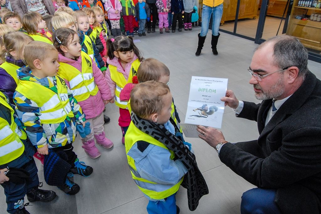 Děti z mateřské školy sbíraly žaludy jako krmení pro zvířata v zoo