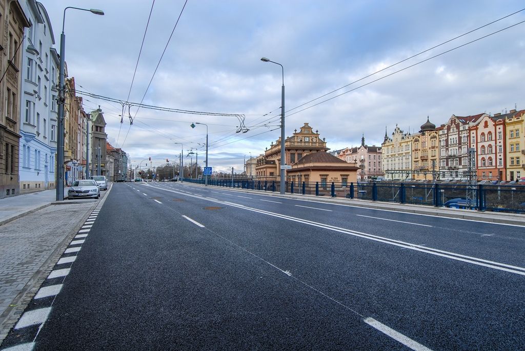 V Borské ulici v Plzni byl dnes (26.11.2015) obnoven silniční provoz, rozsáhlé opravy důležité městské dopravní tepny jsou hotovy. Úplně dokončen by měl být projekt, který nese název Rekonstrukce Borská s křižovatkou Belánka II. etapa, v květnu 2016. Do té doby ještě čekají lokalitu některé doplňkové práce, ty ale již nebudou mít vliv na dopravu v místě. Investorem akce za 48,5 milionu korun včetně DPH je statutární město Plzeň, provedla ji společnost Eurovia CS.