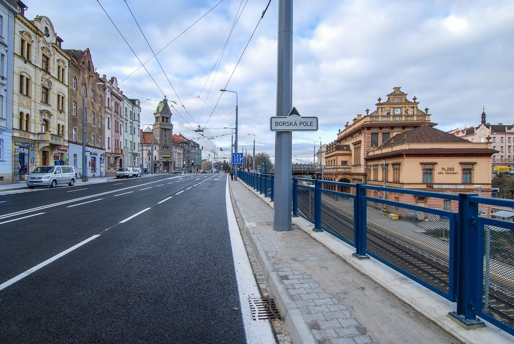 V Borské ulici v Plzni byl dnes (26.11.2015) obnoven silniční provoz, rozsáhlé opravy důležité městské dopravní tepny jsou hotovy. Úplně dokončen by měl být projekt, který nese název Rekonstrukce Borská s křižovatkou Belánka II. etapa, v květnu 2016. Do té doby ještě čekají lokalitu některé doplňkové práce, ty ale již nebudou mít vliv na dopravu v místě. Investorem akce za 48,5 milionu korun včetně DPH je statutární město Plzeň, provedla ji společnost Eurovia CS.