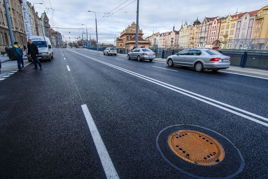V Borské ulici v Plzni byl dnes (26.11.2015) obnoven silniční provoz, rozsáhlé opravy důležité městské dopravní tepny jsou hotovy. Úplně dokončen by měl být projekt, který nese název Rekonstrukce Borská s křižovatkou Belánka II. etapa, v květnu 2016. Do té doby ještě čekají lokalitu některé doplňkové práce, ty ale již nebudou mít vliv na dopravu v místě. Investorem akce za 48,5 milionu korun včetně DPH je statutární město Plzeň, provedla ji společnost Eurovia CS.