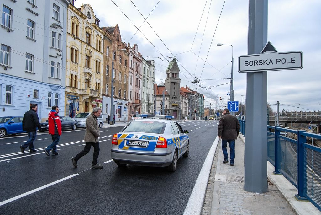 V Borské ulici v Plzni byl dnes (26.11.2015) obnoven silniční provoz, rozsáhlé opravy důležité městské dopravní tepny jsou hotovy. Úplně dokončen by měl být projekt, který nese název Rekonstrukce Borská s křižovatkou Belánka II. etapa, v květnu 2016. Do té doby ještě čekají lokalitu některé doplňkové práce, ty ale již nebudou mít vliv na dopravu v místě. Investorem akce za 48,5 milionu korun včetně DPH je statutární město Plzeň, provedla ji společnost Eurovia CS.