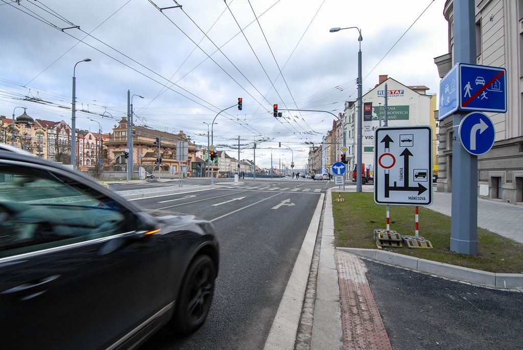 V Borské ulici v Plzni byl dnes (26.11.2015) obnoven silniční provoz, rozsáhlé opravy důležité městské dopravní tepny jsou hotovy. Úplně dokončen by měl být projekt, který nese název Rekonstrukce Borská s křižovatkou Belánka II. etapa, v květnu 2016. Do té doby ještě čekají lokalitu některé doplňkové práce, ty ale již nebudou mít vliv na dopravu v místě. Investorem akce za 48,5 milionu korun včetně DPH je statutární město Plzeň, provedla ji společnost Eurovia CS.