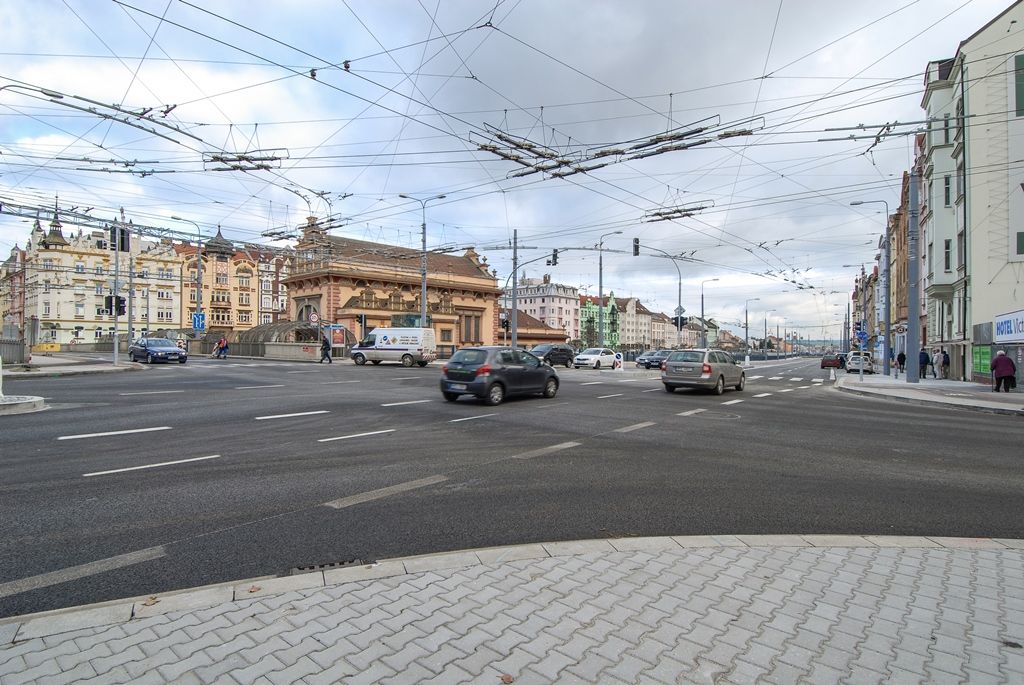 V Borské ulici v Plzni byl dnes (26.11.2015) obnoven silniční provoz, rozsáhlé opravy důležité městské dopravní tepny jsou hotovy. Úplně dokončen by měl být projekt, který nese název Rekonstrukce Borská s křižovatkou Belánka II. etapa, v květnu 2016. Do té doby ještě čekají lokalitu některé doplňkové práce, ty ale již nebudou mít vliv na dopravu v místě. Investorem akce za 48,5 milionu korun včetně DPH je statutární město Plzeň, provedla ji společnost Eurovia CS.